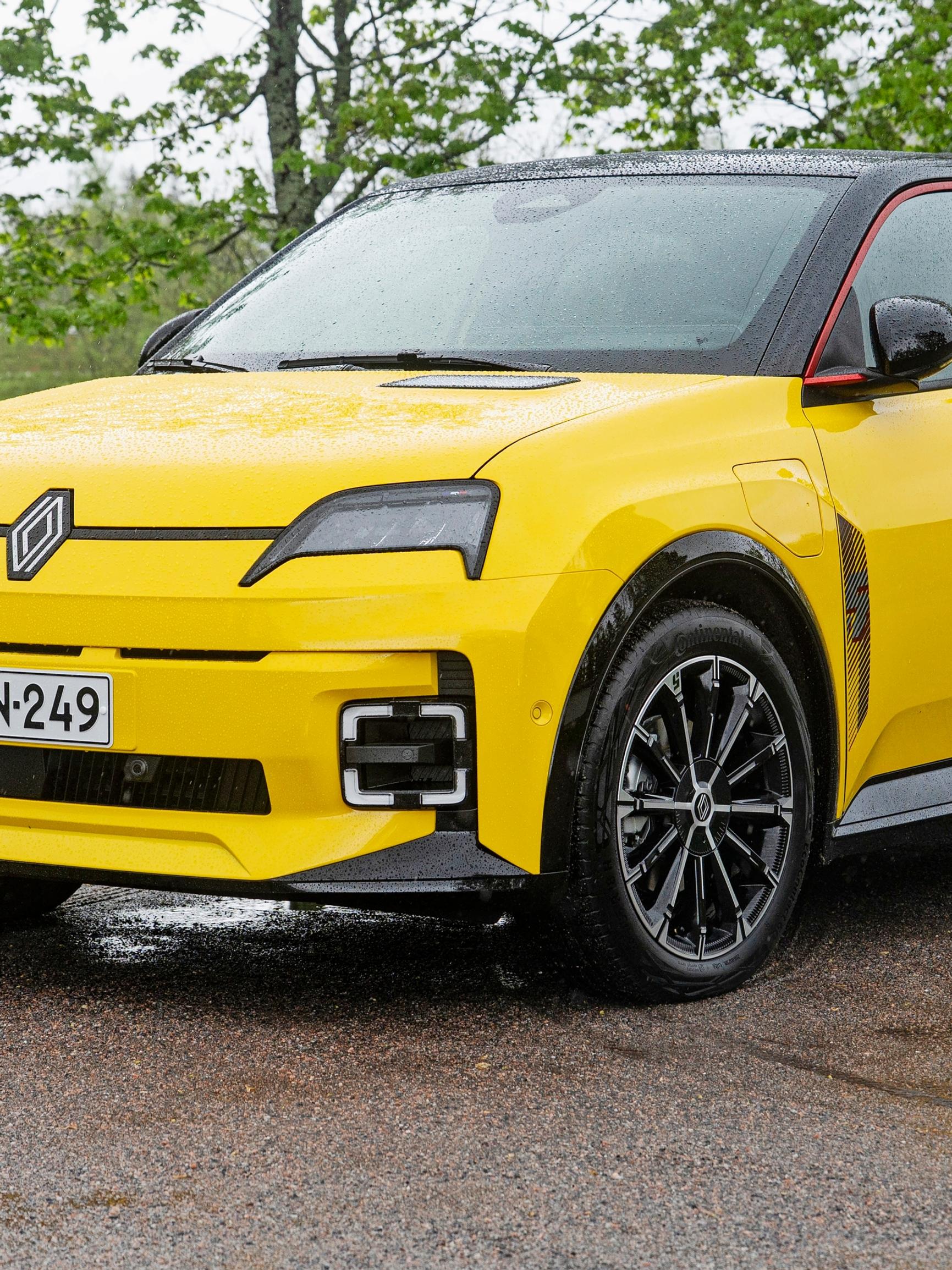 Sähäkkä Renault 5 on ampiaisten sukua – Takaovien kahvoja saa etsiä hetken