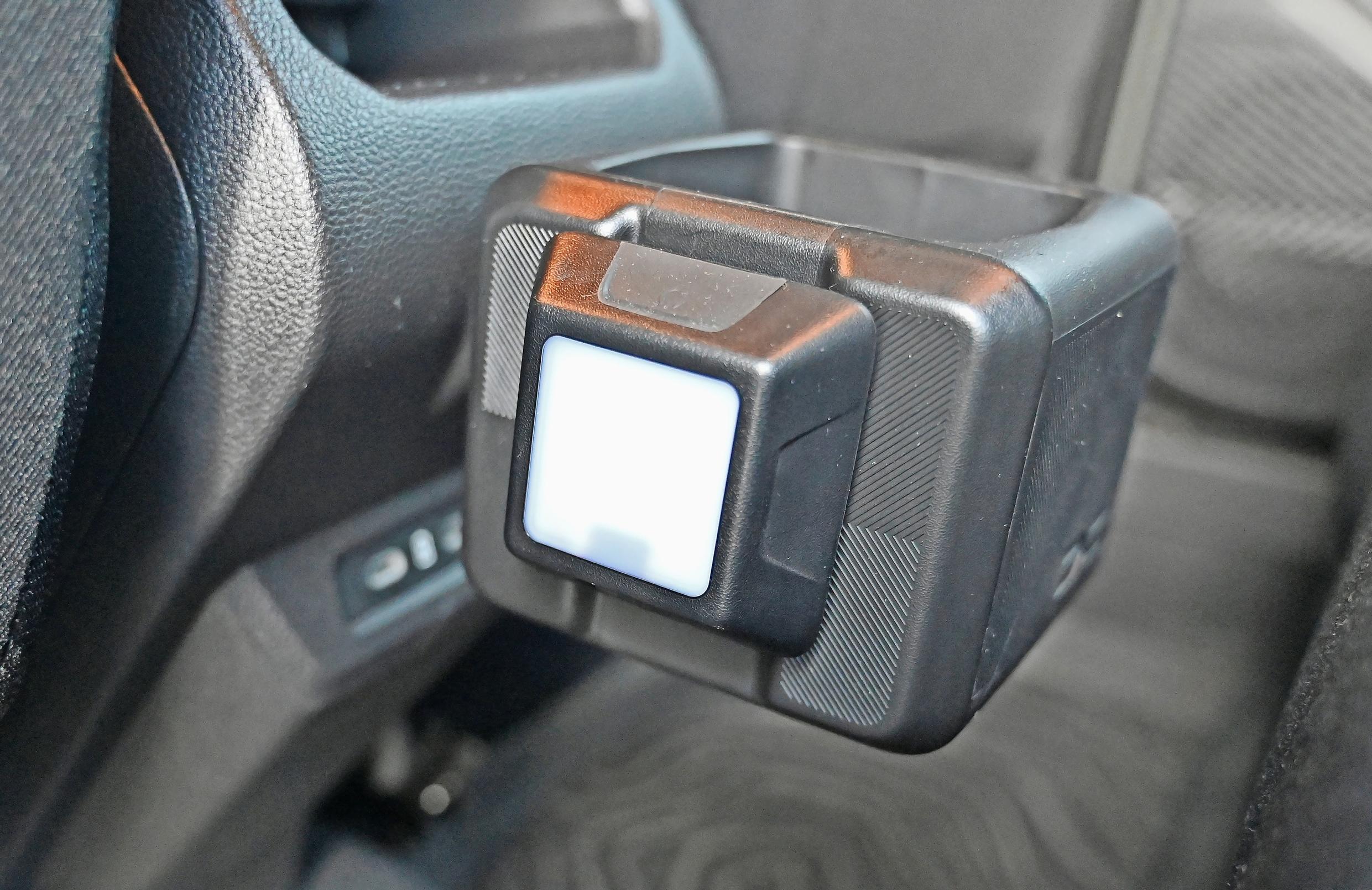 Dacia Dusterissa on kuusi kiinteää YouClip-kiinnityspistettä, joihin saa kiinnitettyä esimerkiksi tabletti- tai älypuhelintelineen, puhelimen induktiolaturin tai kuvan pienen led-lampun. Oikein näppärä innovaatio Dacialta.
