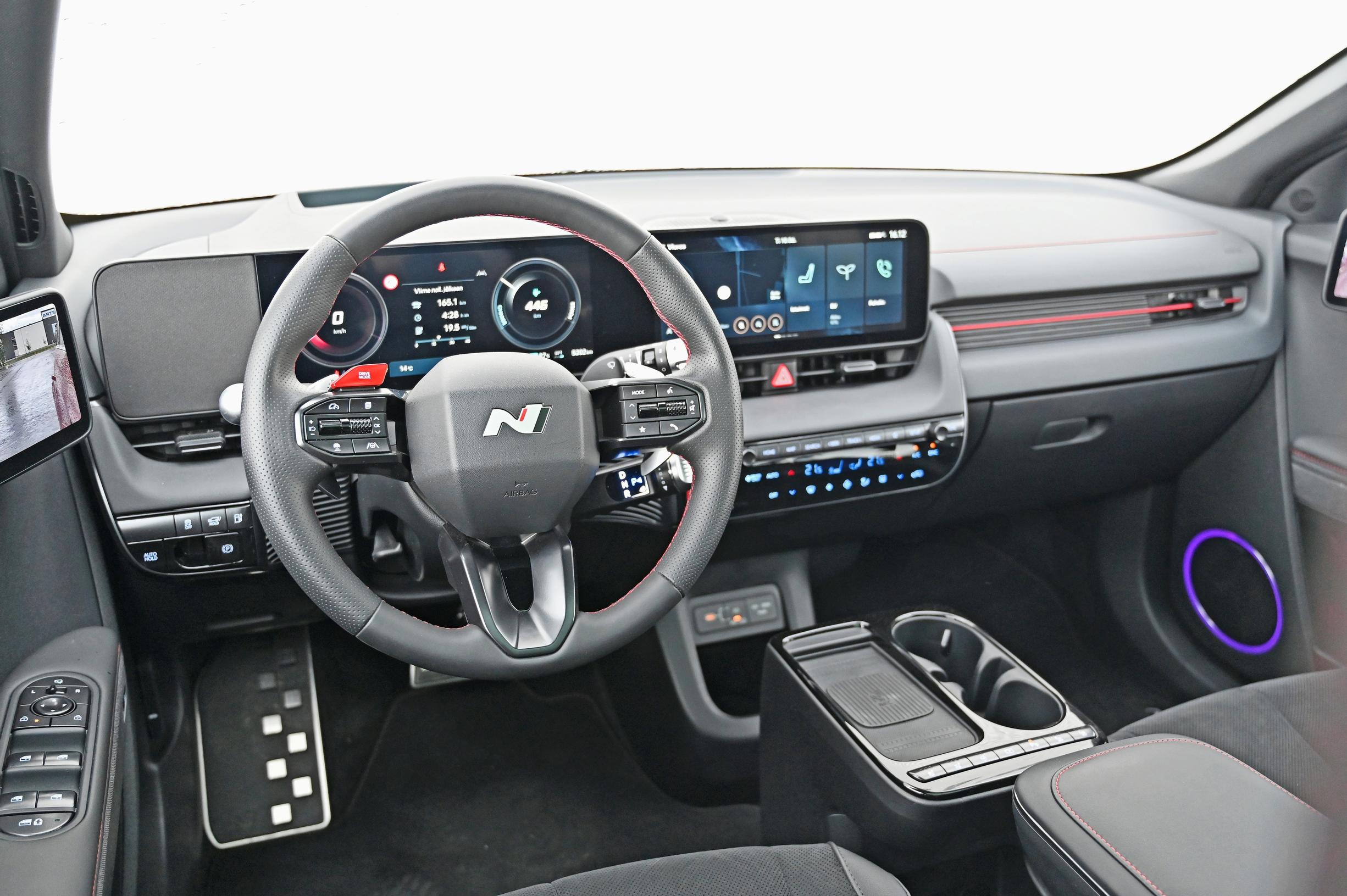 Hyundai Ioniq 5:n sporttisempi ohjauspyörä ja kojelauta, metallipintaiset polkimet ja musta kattoverhoilu sisältyvät N Line-varusteluun.