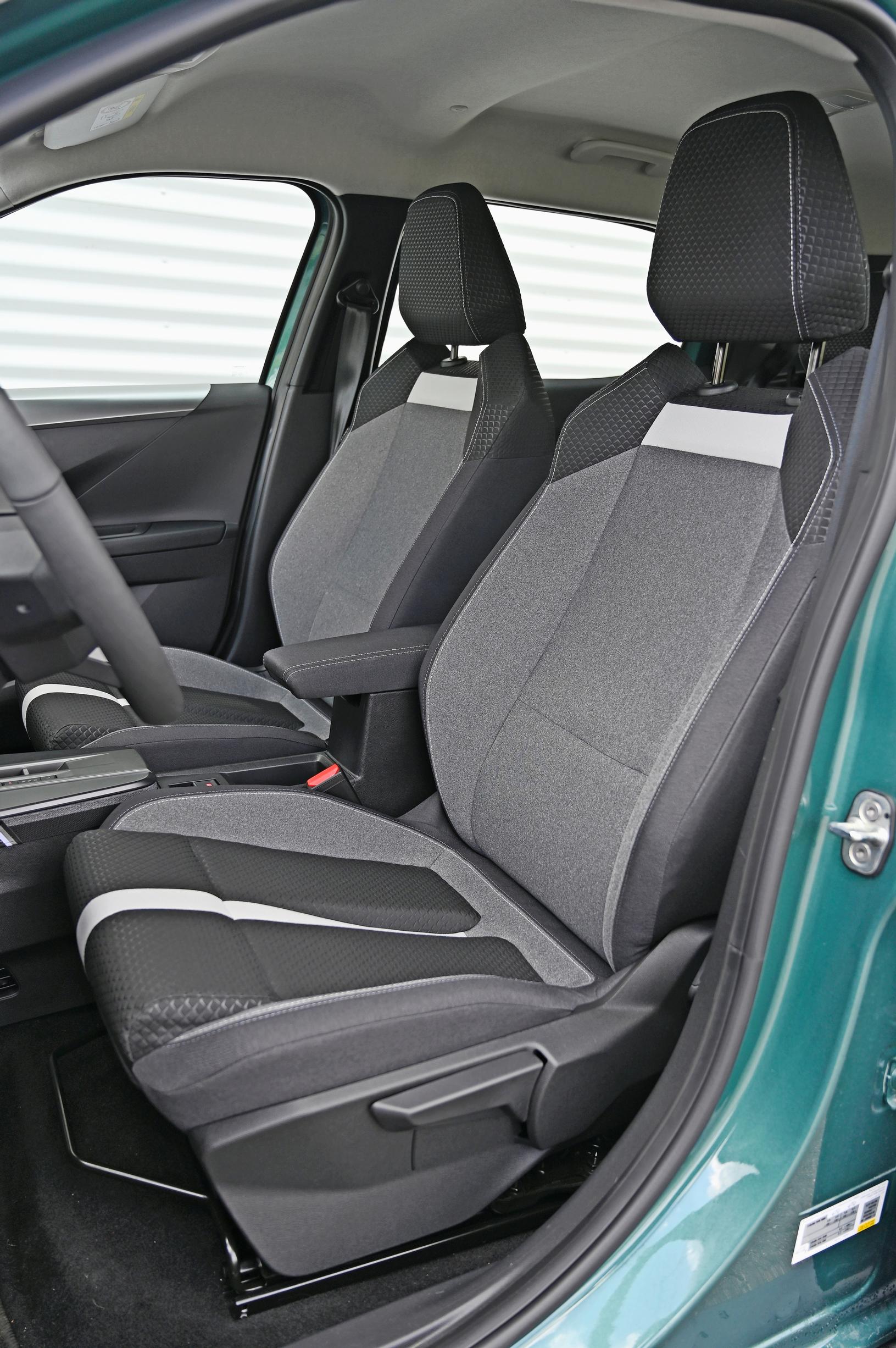 Opel Fronteran koko mallistossa on vakiona mainiot etuistuimet, jotka tukevat vartaloa hyvin ja vähentävät selän väsymistä.