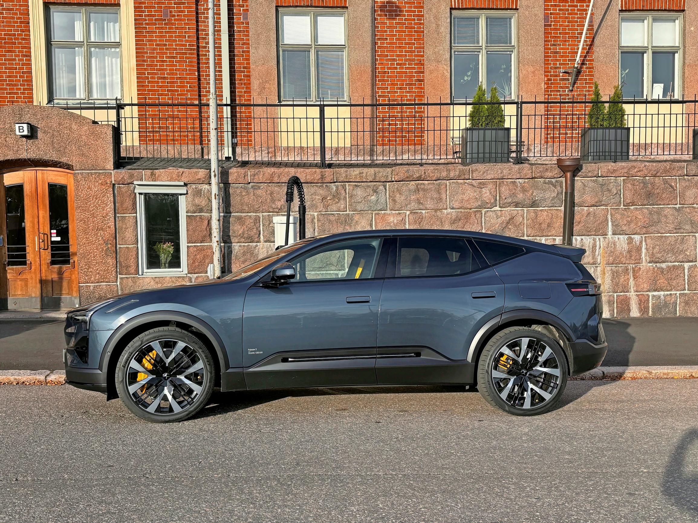 Uusi Polestar 3 on pitkä ja linjakas auto. Maavaraa on 20 senttiä.