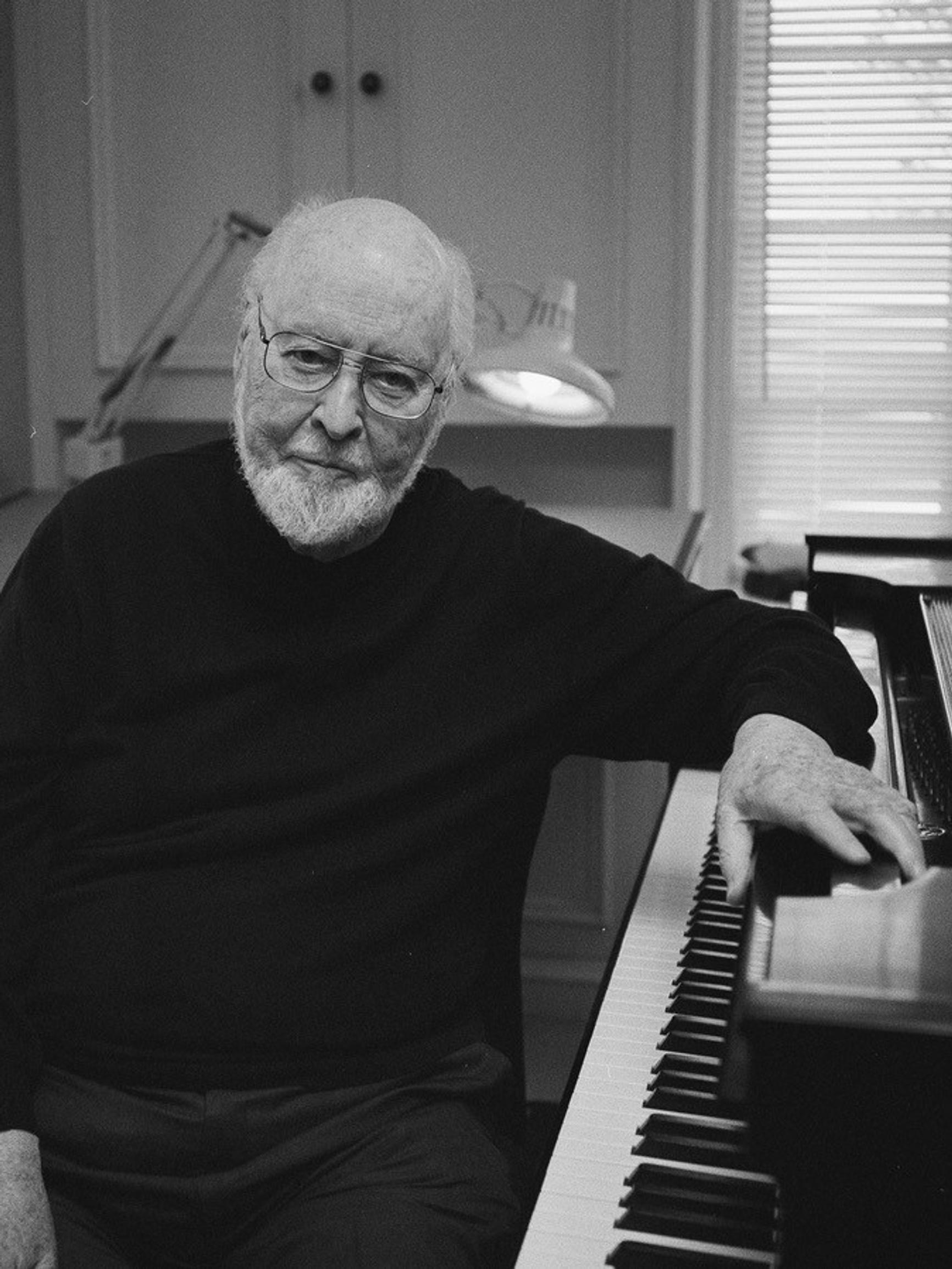 Maailman kuuluisin elokuvasäveltäjä John Williams tunnetaan Star Wars- ja Indiana Jones -elokuvien musiikista – 92-vuotias maestro säveltää edelleen