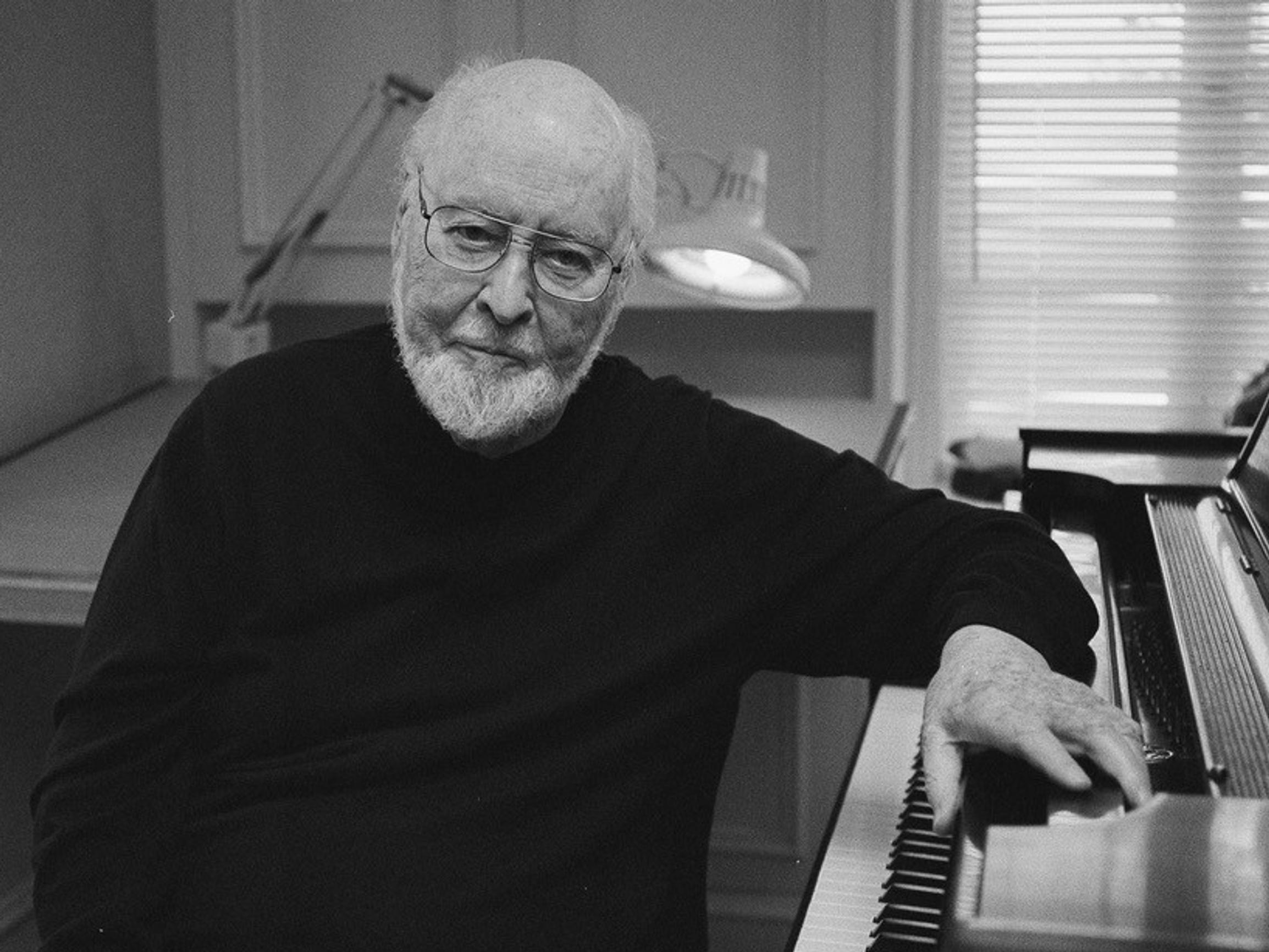 Maailman kuuluisin elokuvasäveltäjä John Williams tunnetaan Star Wars- ja Indiana Jones -elokuvien musiikista – 92-vuotias maestro säveltää edelleen