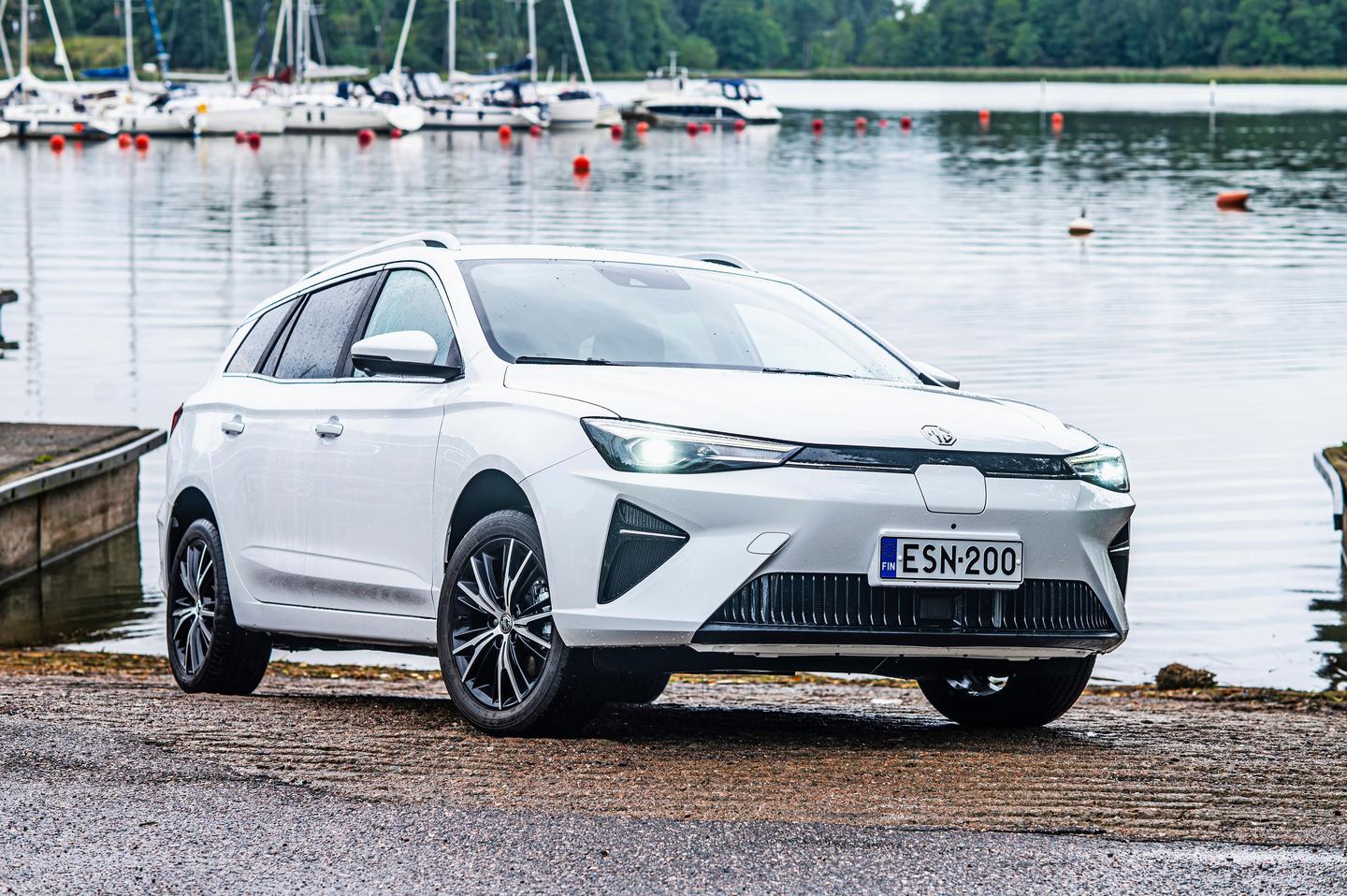 mg5-s-hk-auto-on-suomessa-hintakilpailu-alkaa-nyt-koeajo-tuulilasi