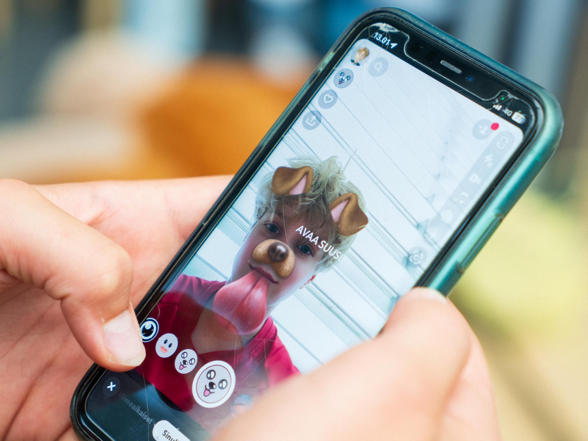 Kännykkäkiellot yleistyvät kouluissa – ”Säännöt ovat nyt ehkä vähän liian rankkoja”, sanoo 15-vuotias Lassi – Näin kouluissa ajatellaan uusista rajoituksista