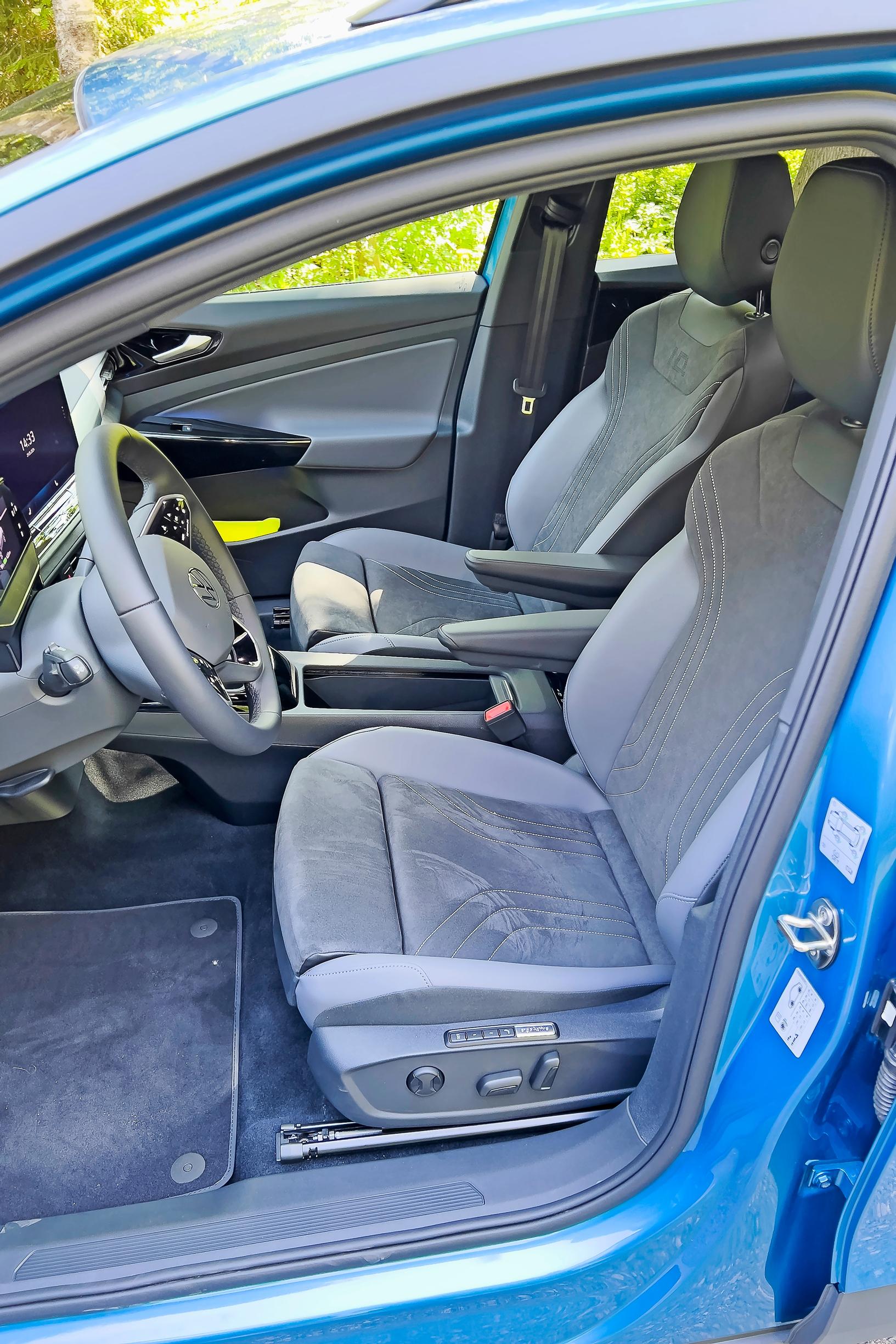 Uuden Volkswagen ID.4 Pro 4Motion Elegancen kyynärnojilla varustetut etuistuimet ovat oikein mukavat.