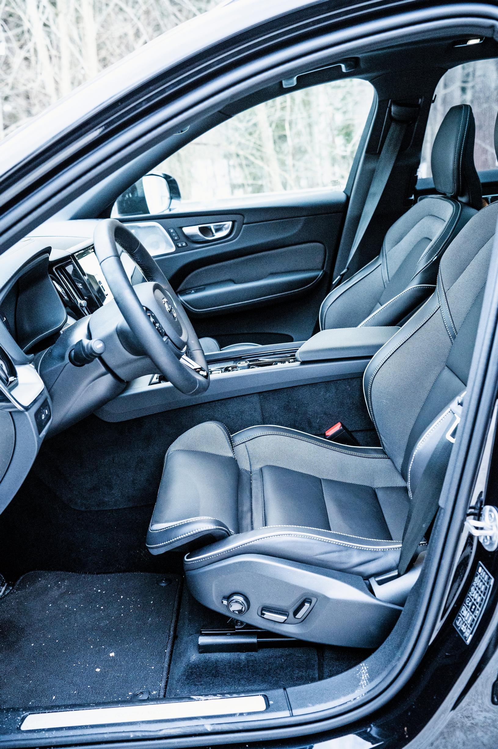 Uuden Volvo XC60:n etuistuin on mukava ja helposti säädettävissä.