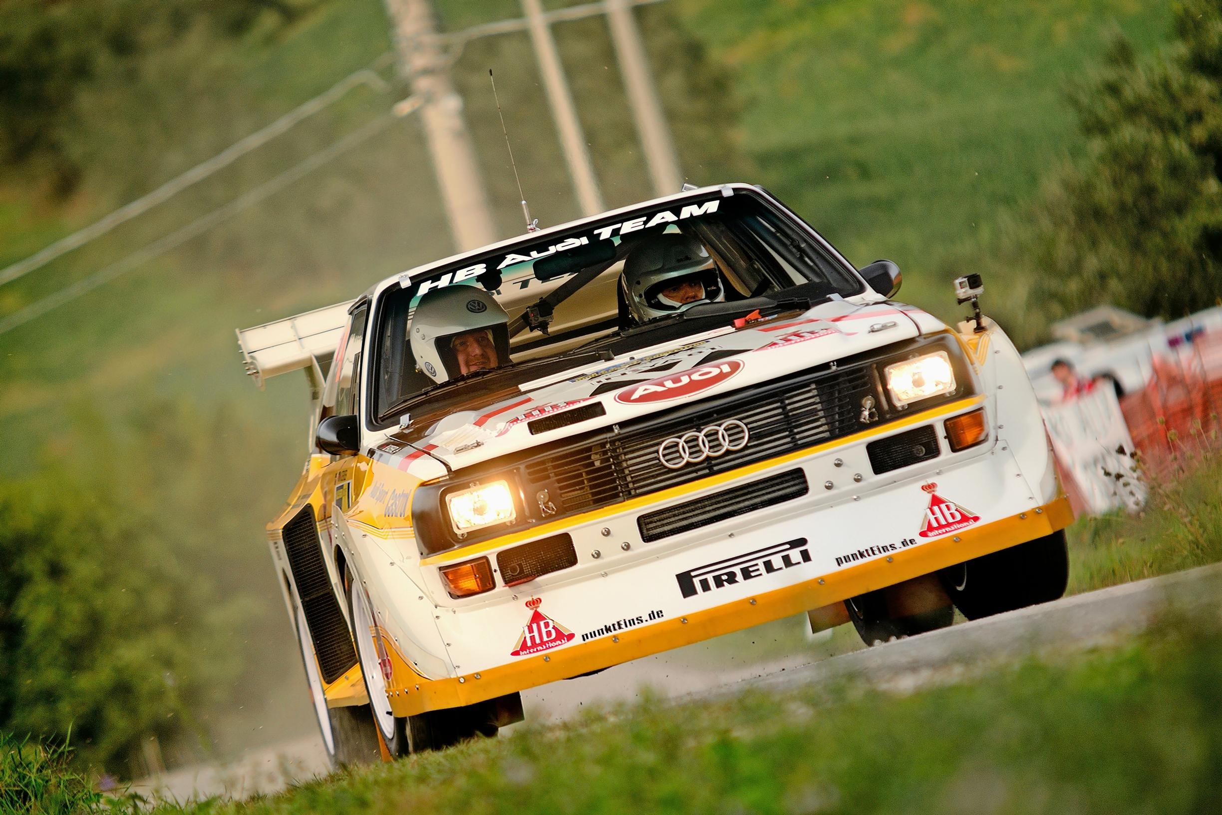 Audi Quattro. Neliveto ja viisipyttyinen turbo-kone on lyömätön yhdistelmä. Sutii mutta ei pysähdy.