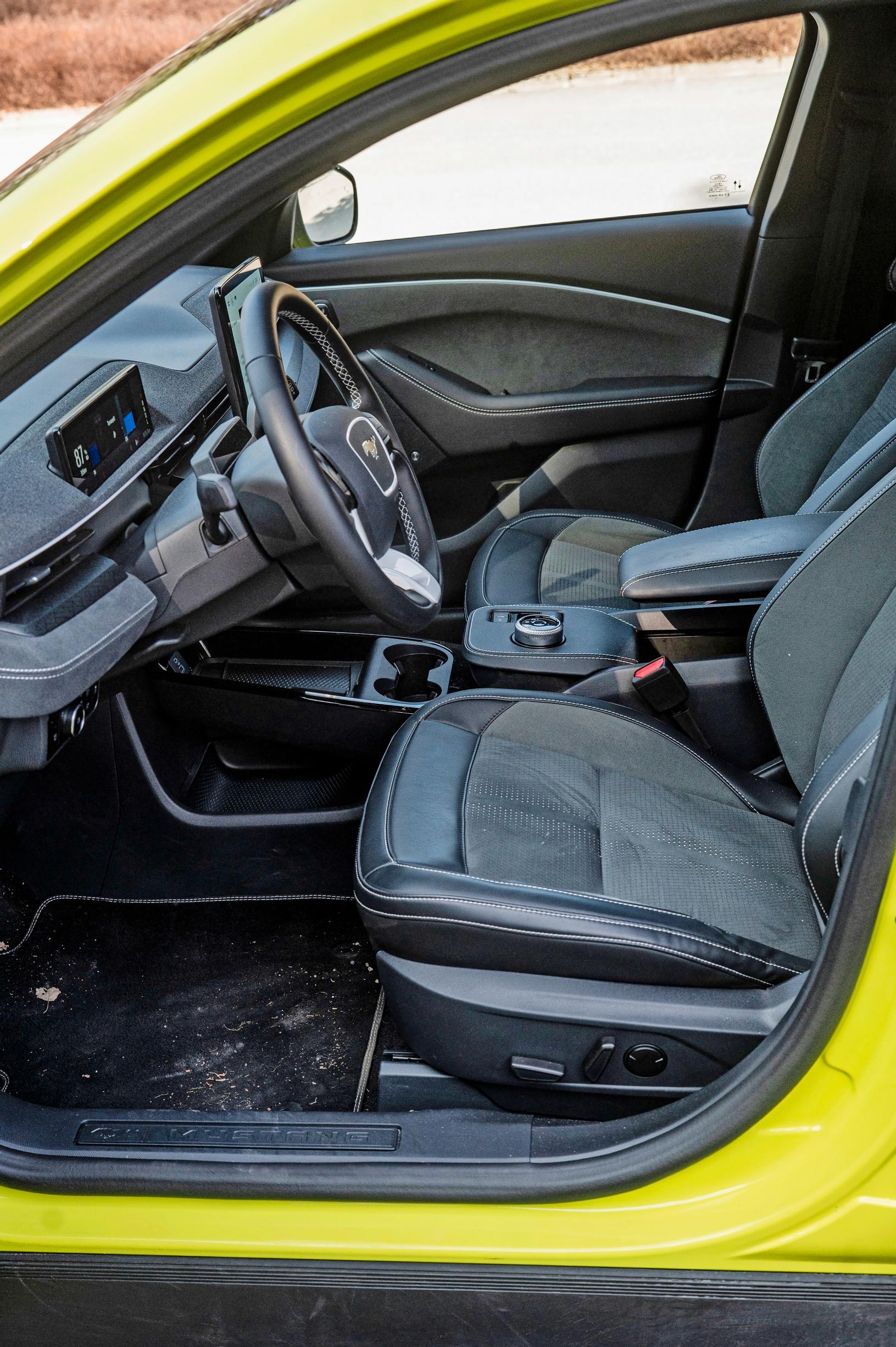 Ford Mustang Mach-E:n etupenkillä on mukavan väljää.