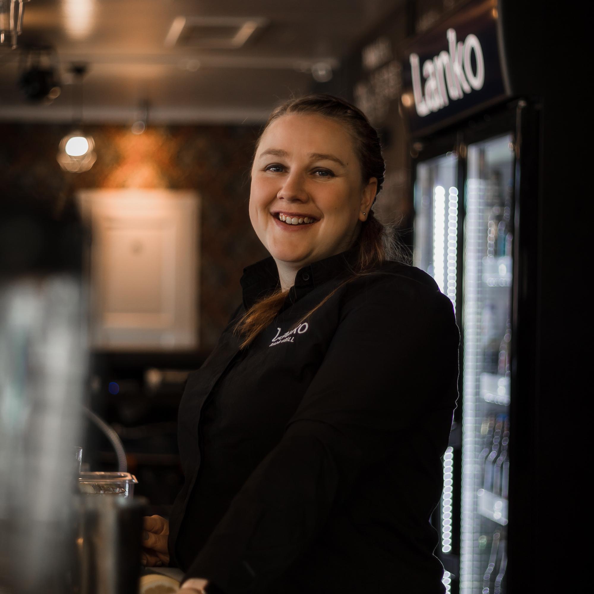 Ravintolarajoitusten kevennys ei poistanut ongelmia, sanoo Ensitreffit alttarilla -ohjelmasta tuttu yrittäjä Anniina Manner