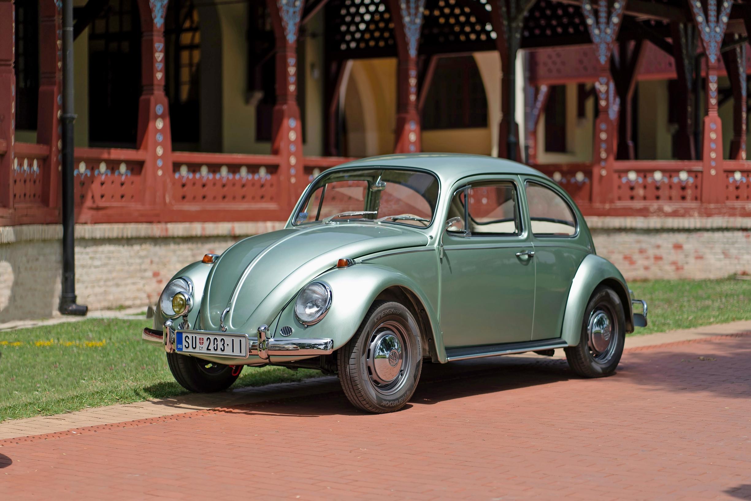 Volkswagen Typ 1. Kansankielellä Kupla, saksaksi Käfer, lienee maailman tunnetuin saksalainen auto. Bokserin pärinää ja asennetta.