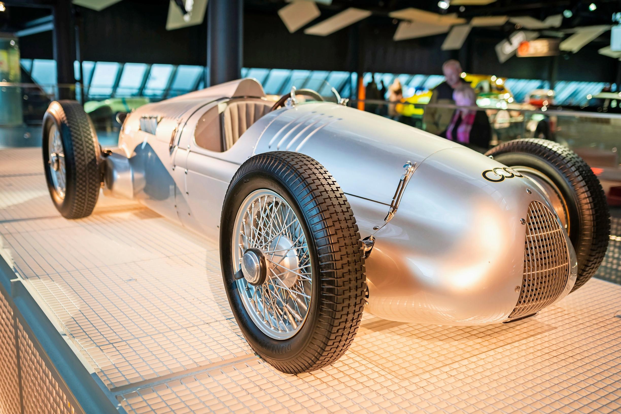 Auto Union V16 on tämäkin aito Audi, kuten keulamerkistä näkee. Vuosimalli on 1936.