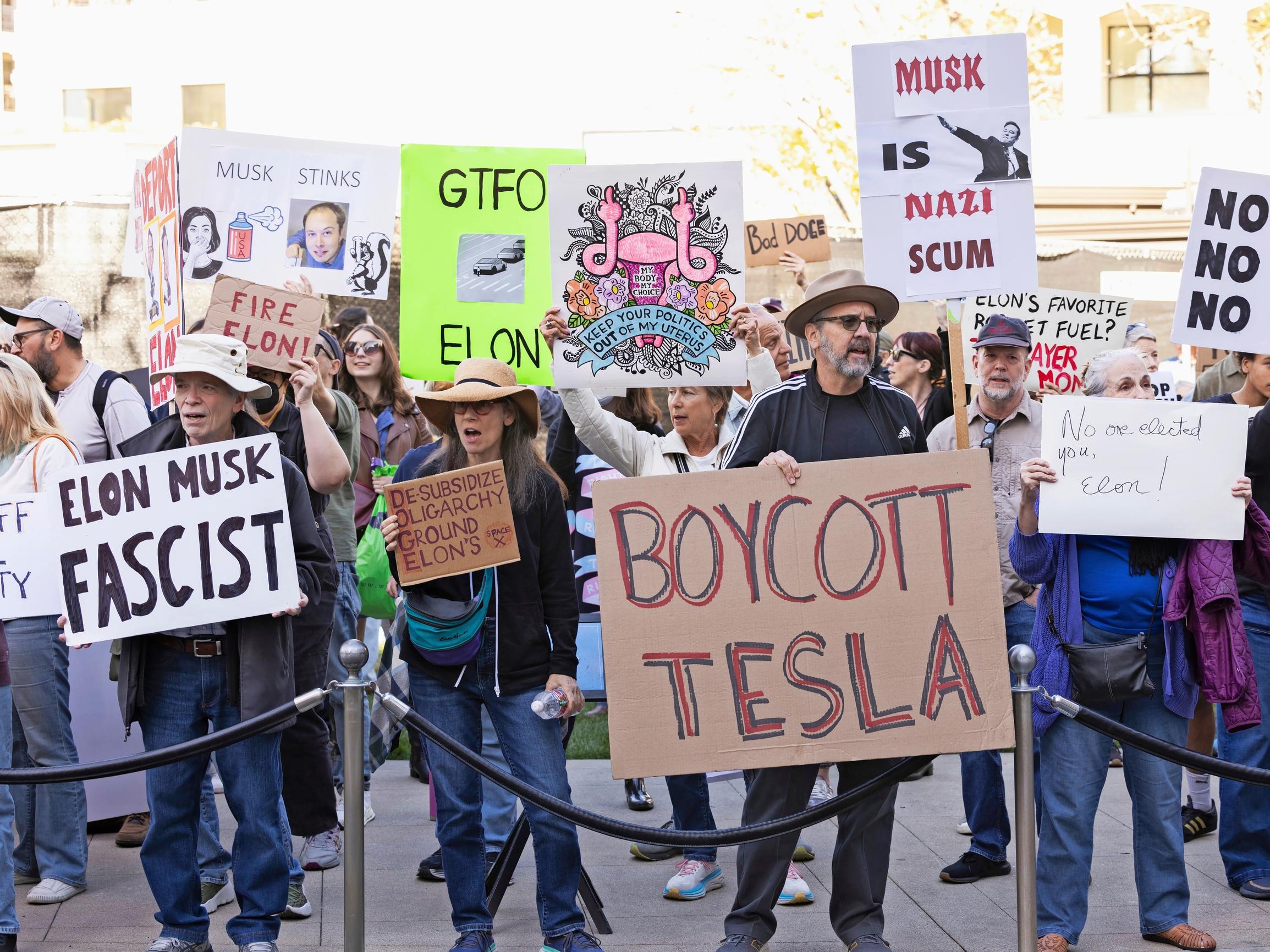 Tästäkö alkaa Teslan loppu? Tesla on ollut uskonnon kaltainen kultti ja Elon Musk messias, joka viimeisenä päivänä tulisi vapauttamaan meidät öljyriippuvuudesta