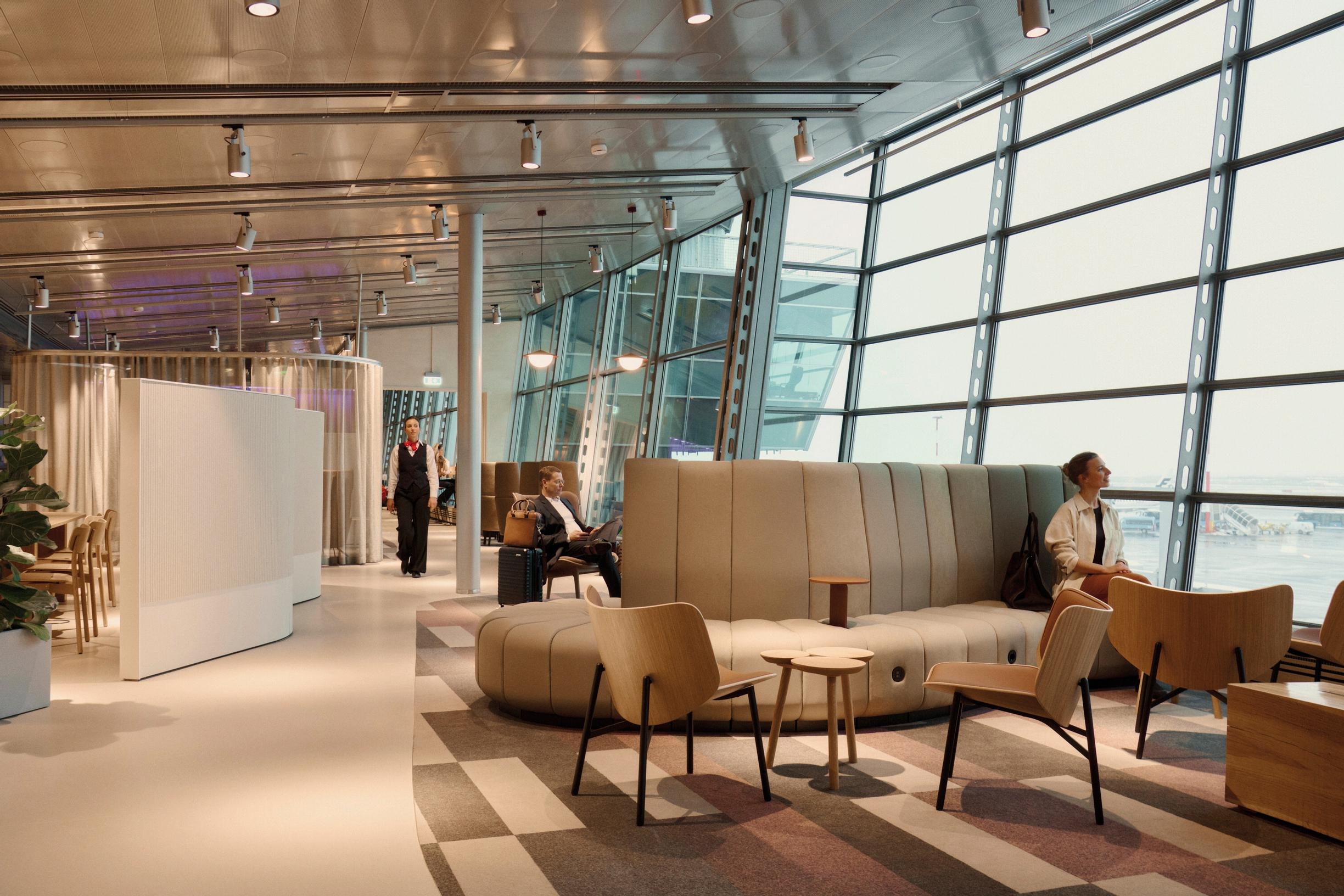 Helsinki-Vantaan OP Loungen tila on paikoin kapeahko ja mutkikas, mutta etsimällä täältä löytää kyllä mukavan oleskelupaikan. Myös tämä lounge on osa sveitsiläistaustaista Aspire-ketjua.