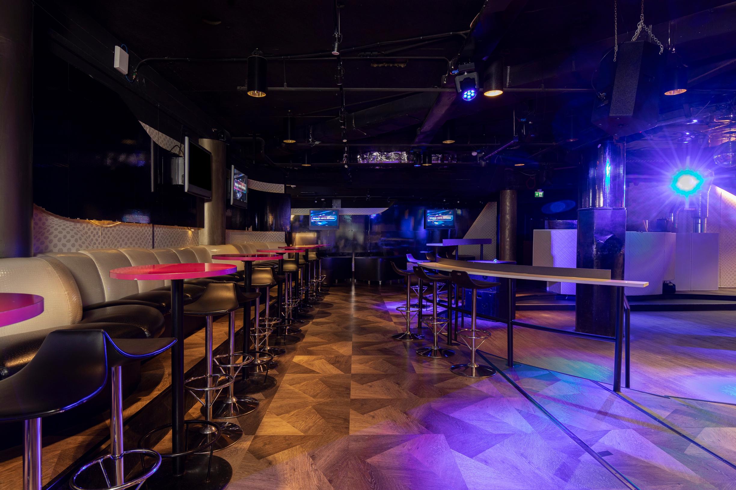 Hotelli Vantaa testissä: Hotellin yökerho Night Vantaa kutsuu tanssimaan hittibiisien tahtiin.