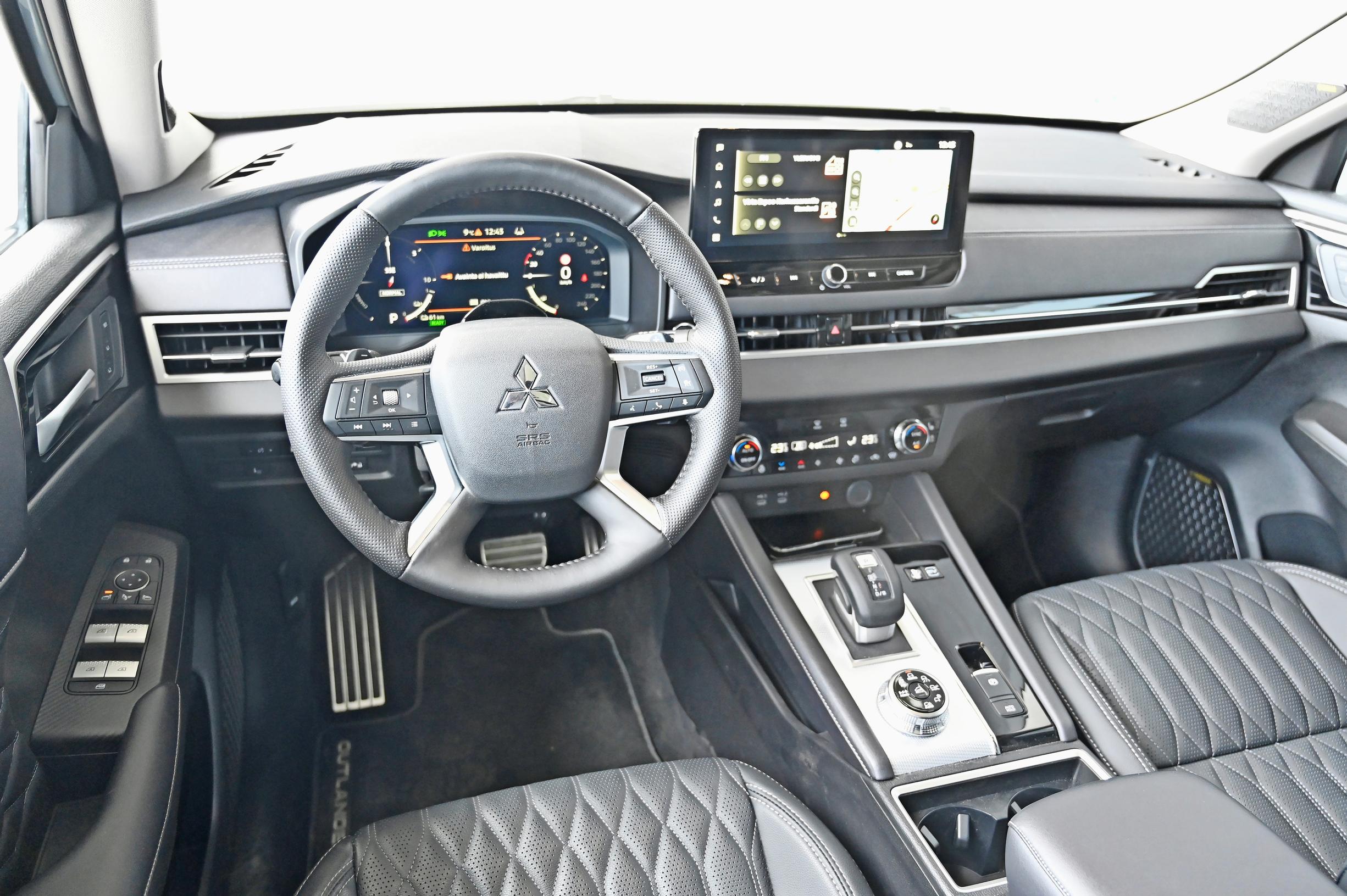 Uuden Mitsubishi Outlanderin ohjaamo on silkkaa japanilaista premiumia. Kuljettajan paikalle on helppo käydä ja ergonomia on erinomaista.