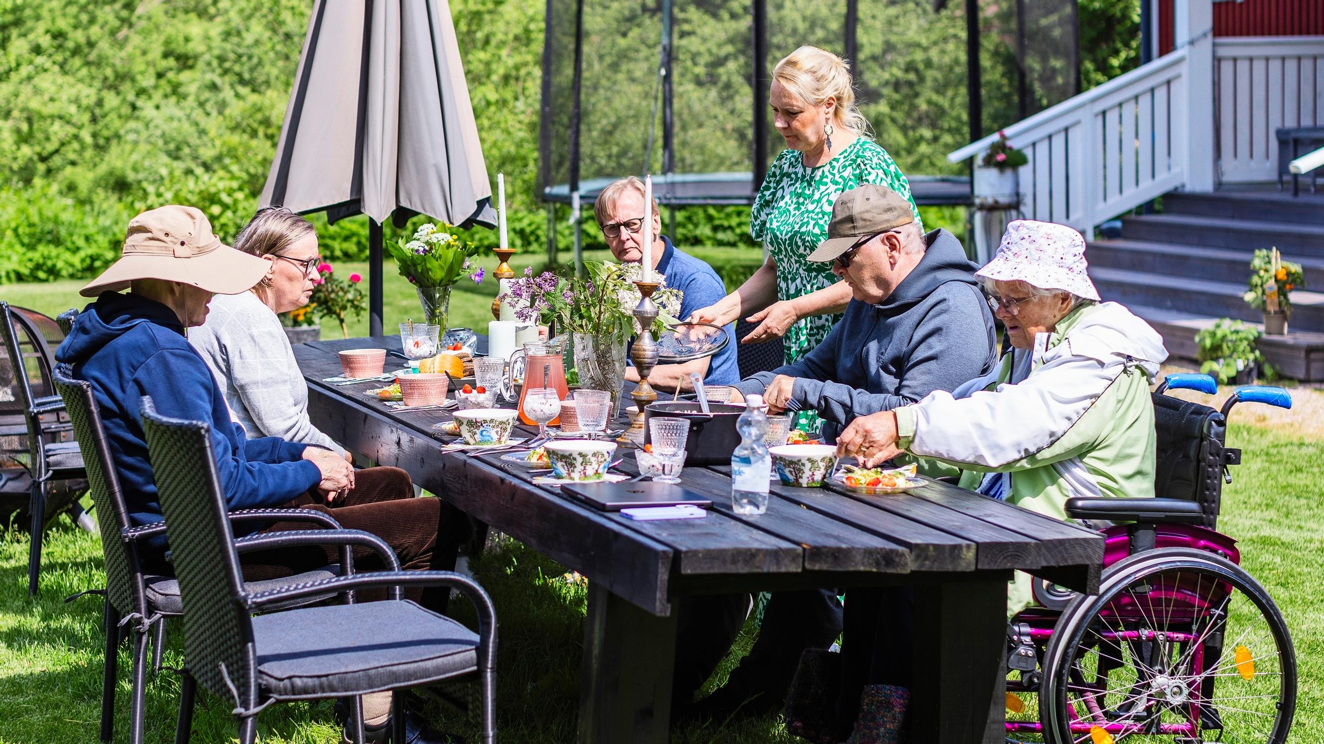 Tämä ikäihmisten hoitomuoto on Suomessa vasta yleistymässä – ”Minua ei oikeastaan hirvittänyt lainkaan, olen nähnyt hoivatyössä jo kaiken mahdollisen”