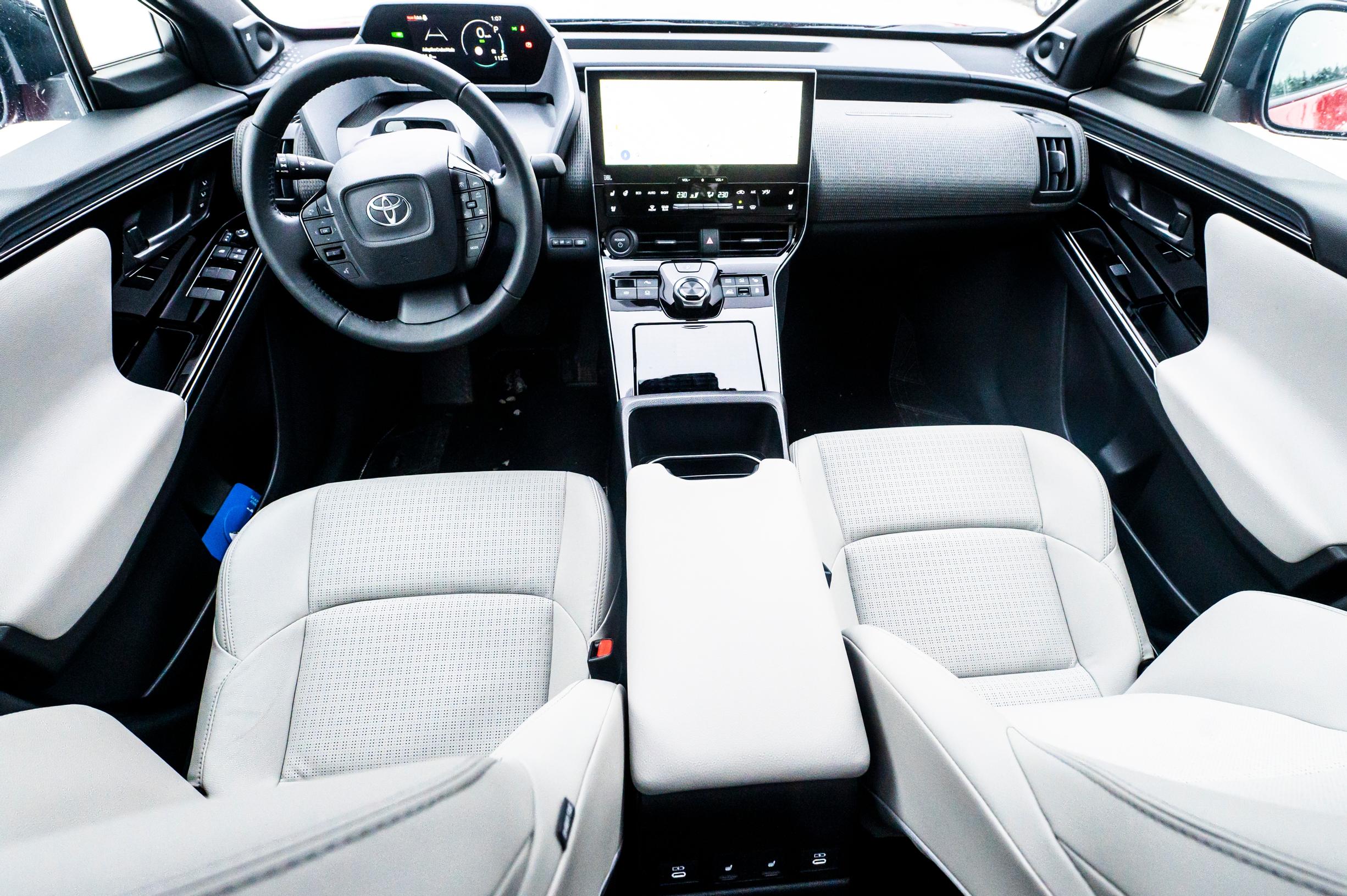 Toyota bZ4X Premium AWD ohjaamo