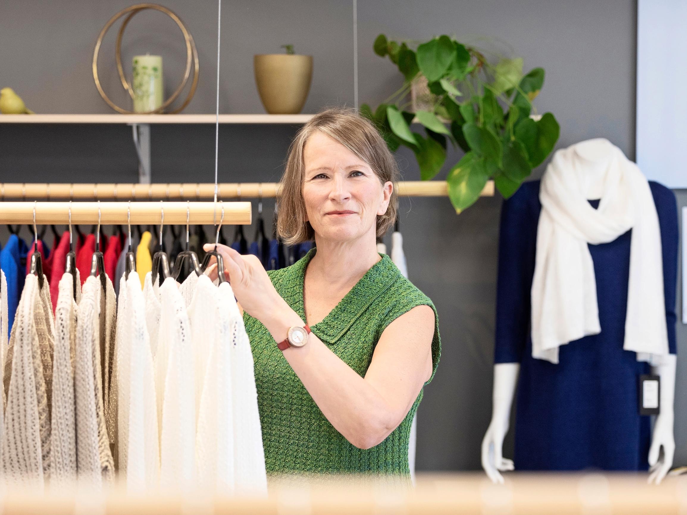 Onko tässä vaatebisneksen tulevaisuus? Eettiset materiaalit, ei tekstiilijätettä, asuja kaikenlaisille vartaloille – Sodankylän Pirita kertoo, minne olemme menossa