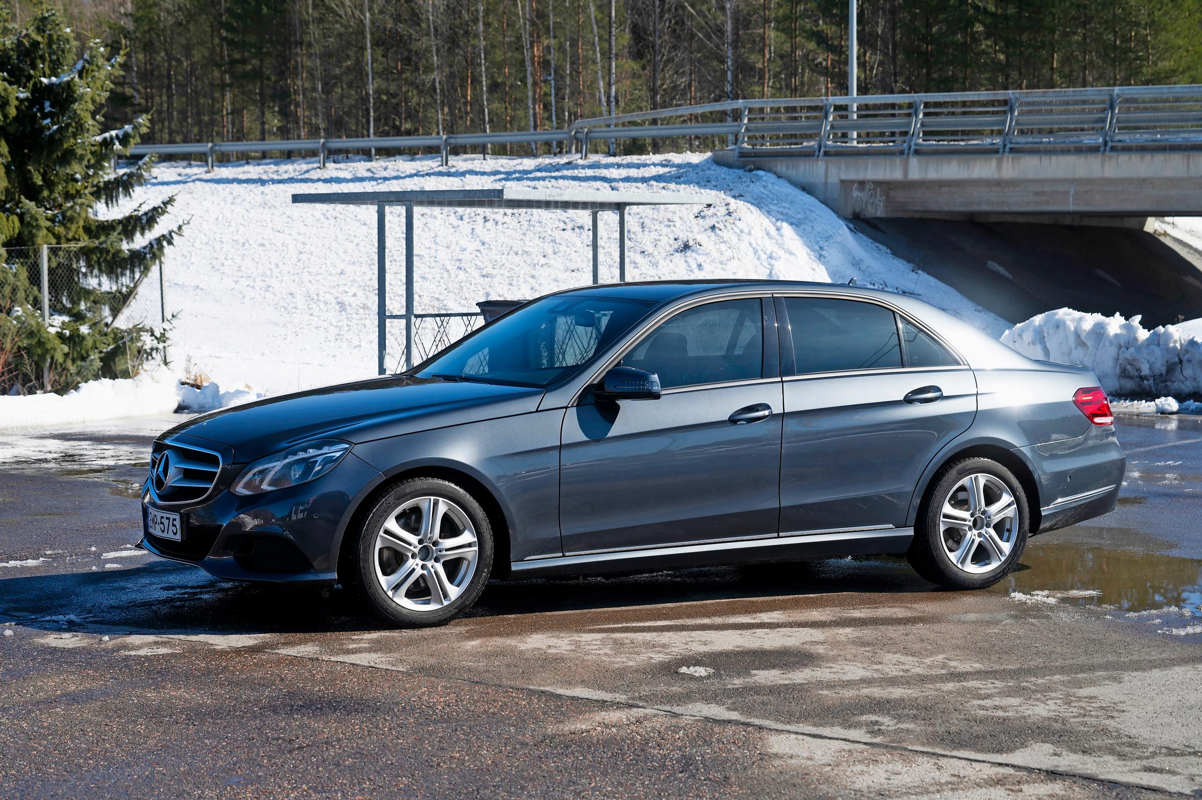 Mercedes-Benz E 250:n korin mittasuhteet ovat klassisen ajattomat.