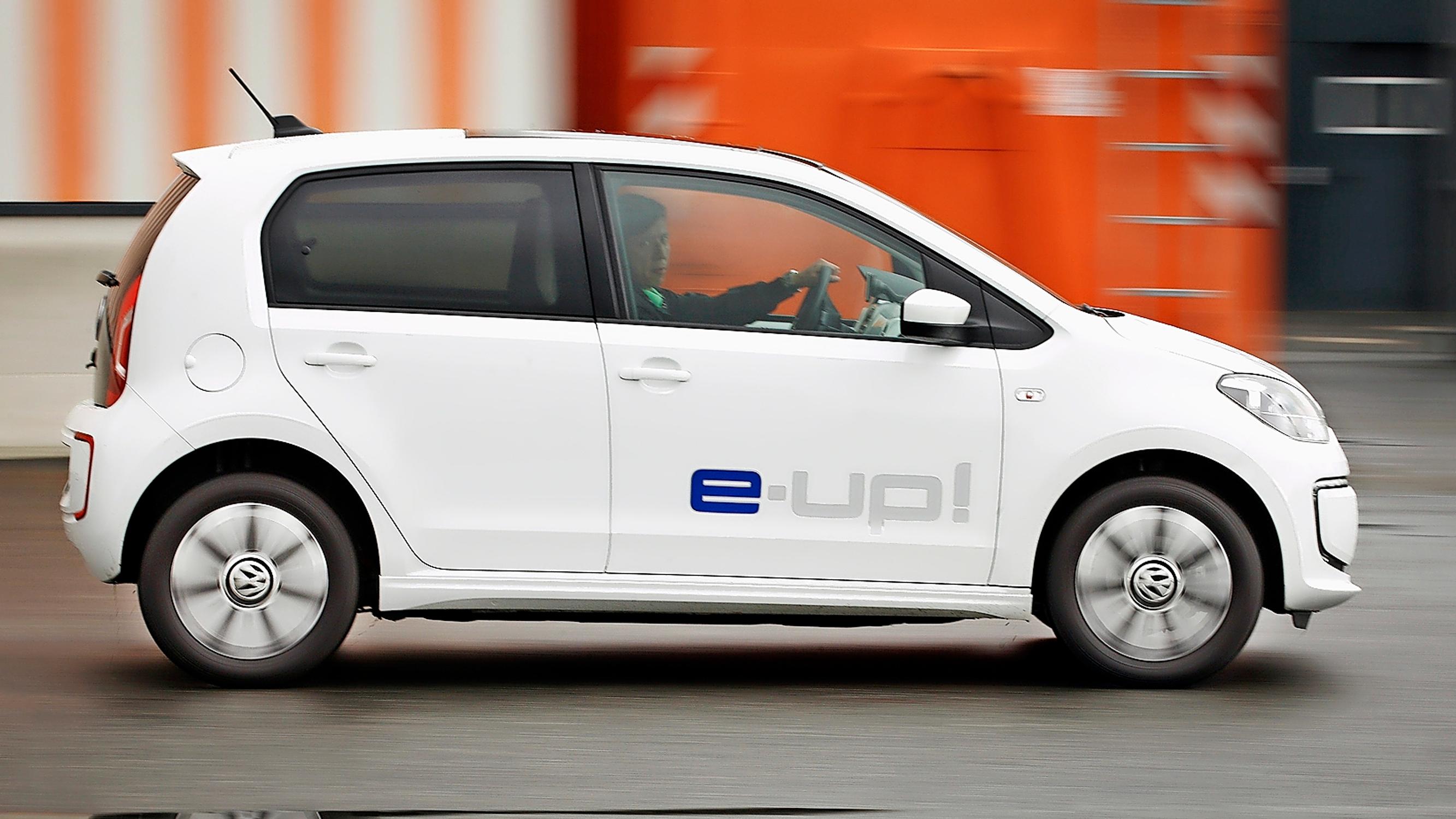 Käytetty sähköauto: Volkswagen e-up! vm. 2014–2019 – Ketterä ja kätevä, mutta 19 kWh akulla ei pitkälle pötkitä