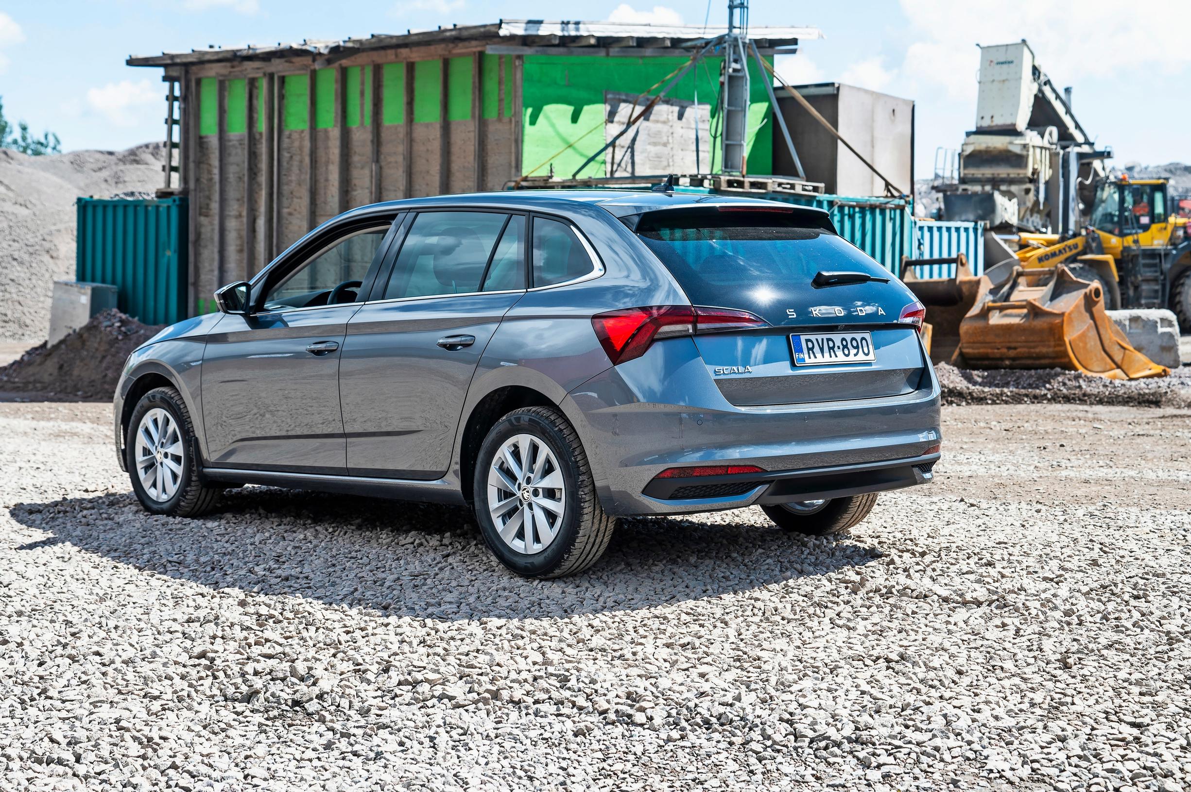 Skoda Scalaan on saatu rakennettua harmittomat ja asialliset ajo-ominaisuudet. Scala kulkee maantiellä hyvin suoraan, ja pörrää näppärästi taajamissa.