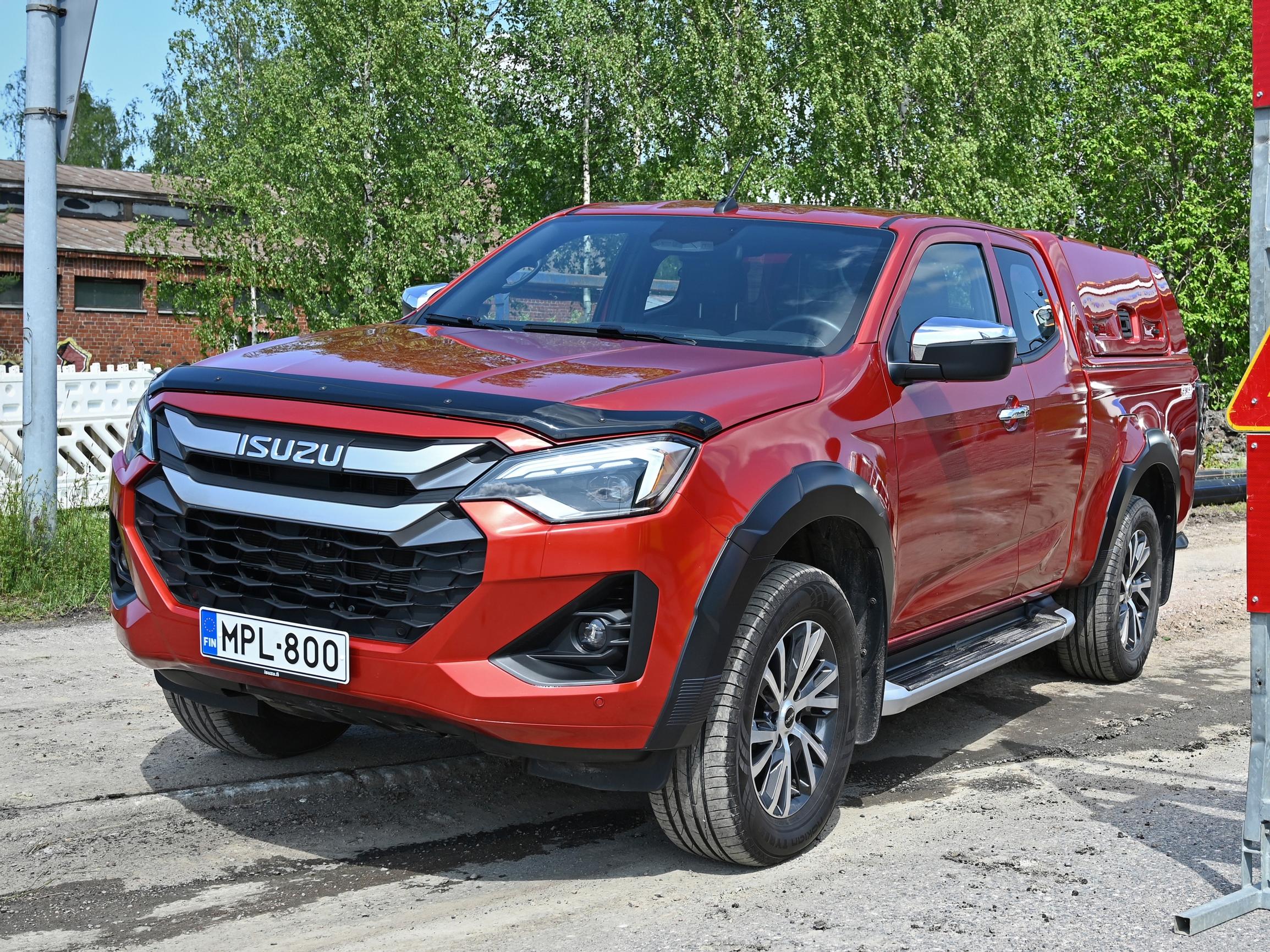 Neliveto Isuzu D-Max on maastokyvykkyyttä tarvitsevalle oiva valinta – Tästä ei muskeleita ja vetoa puutu