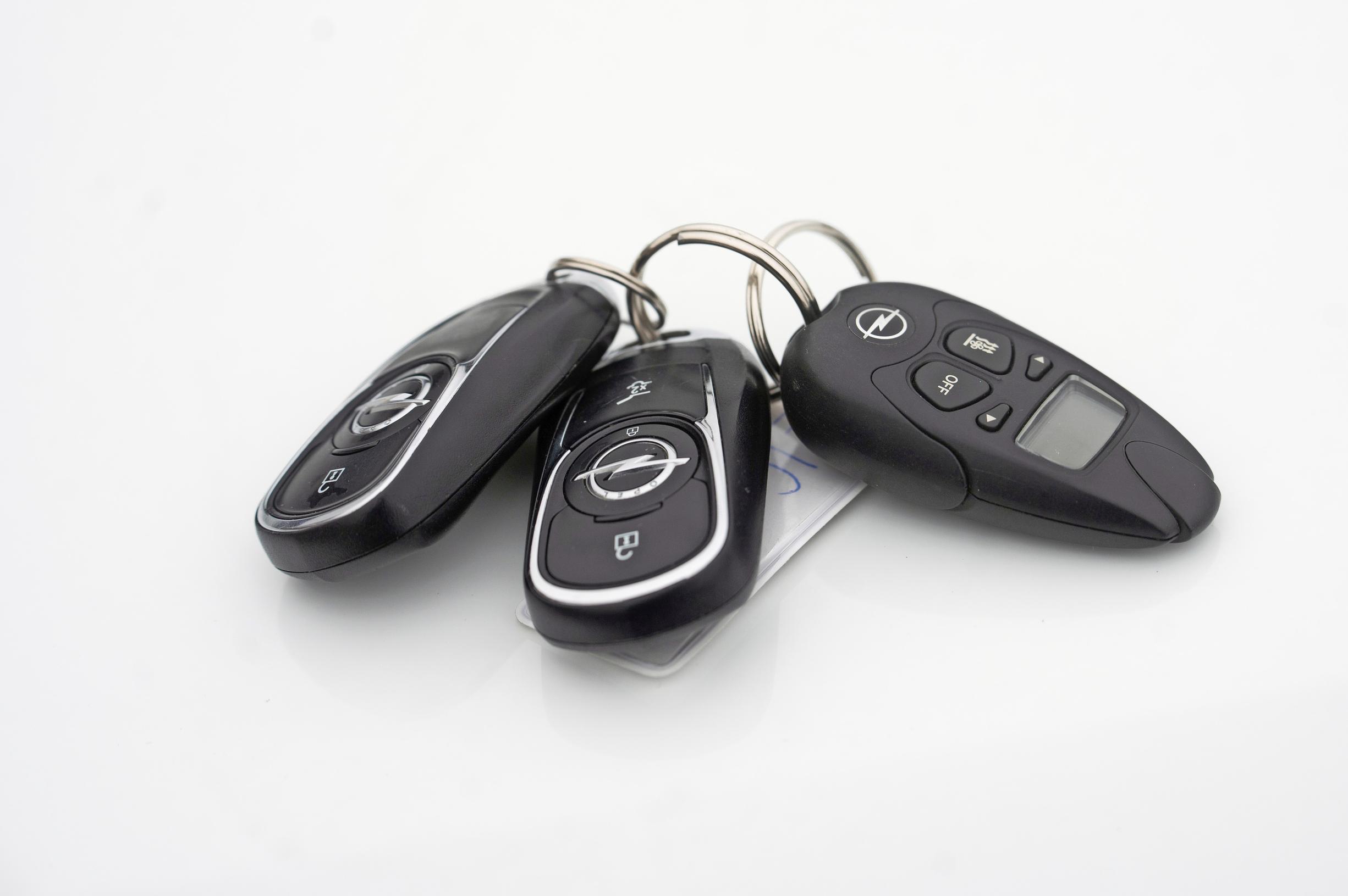 Opel Insignian kaukosäätimen napista vain painallus, niin bensiinillä toimiva lisälämmitin kuumentaa sisätilat ja sulattaa lasit.