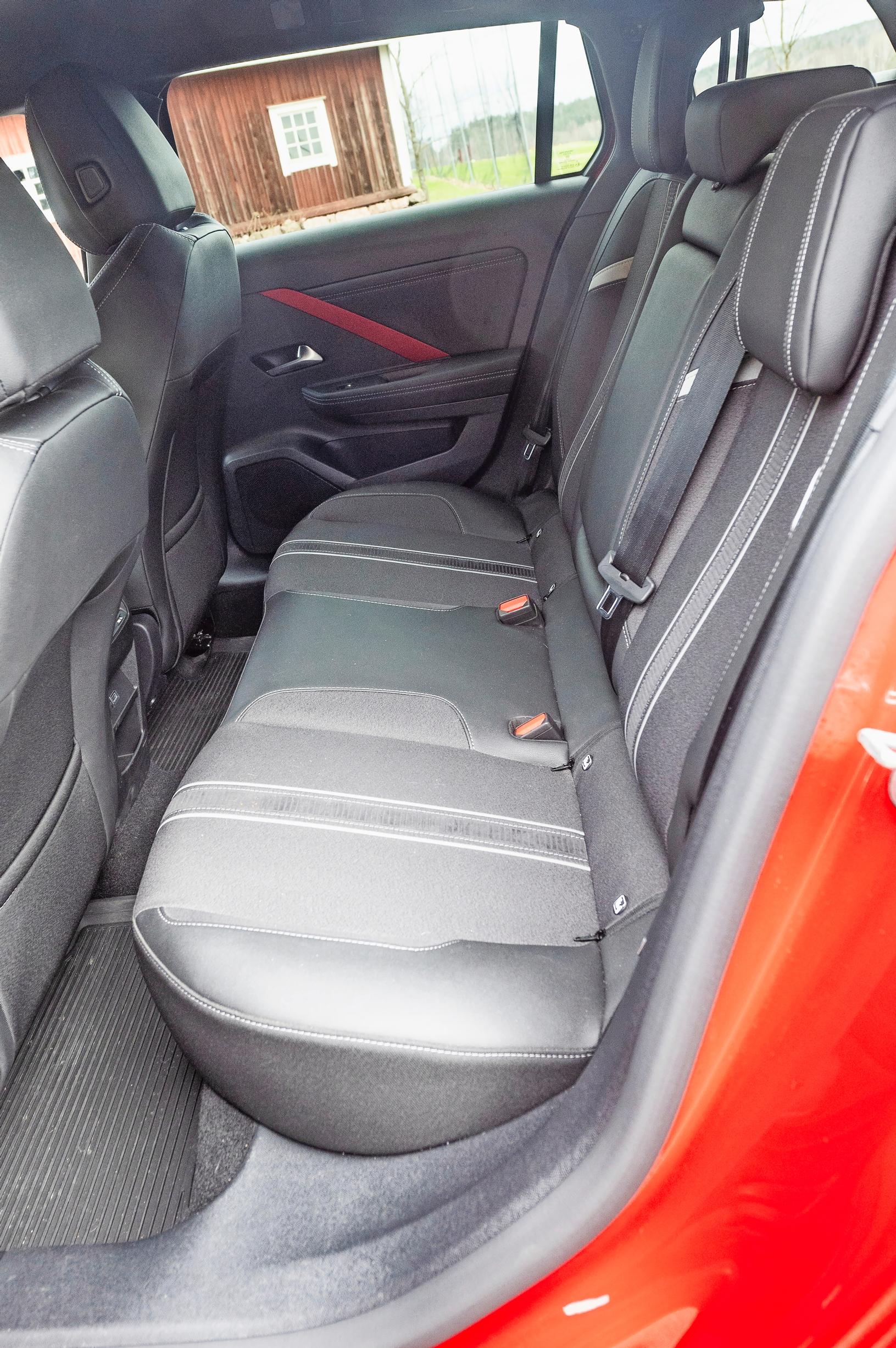 Opel Astran takapenkille kaivattaisiin lisää polvitilaa.