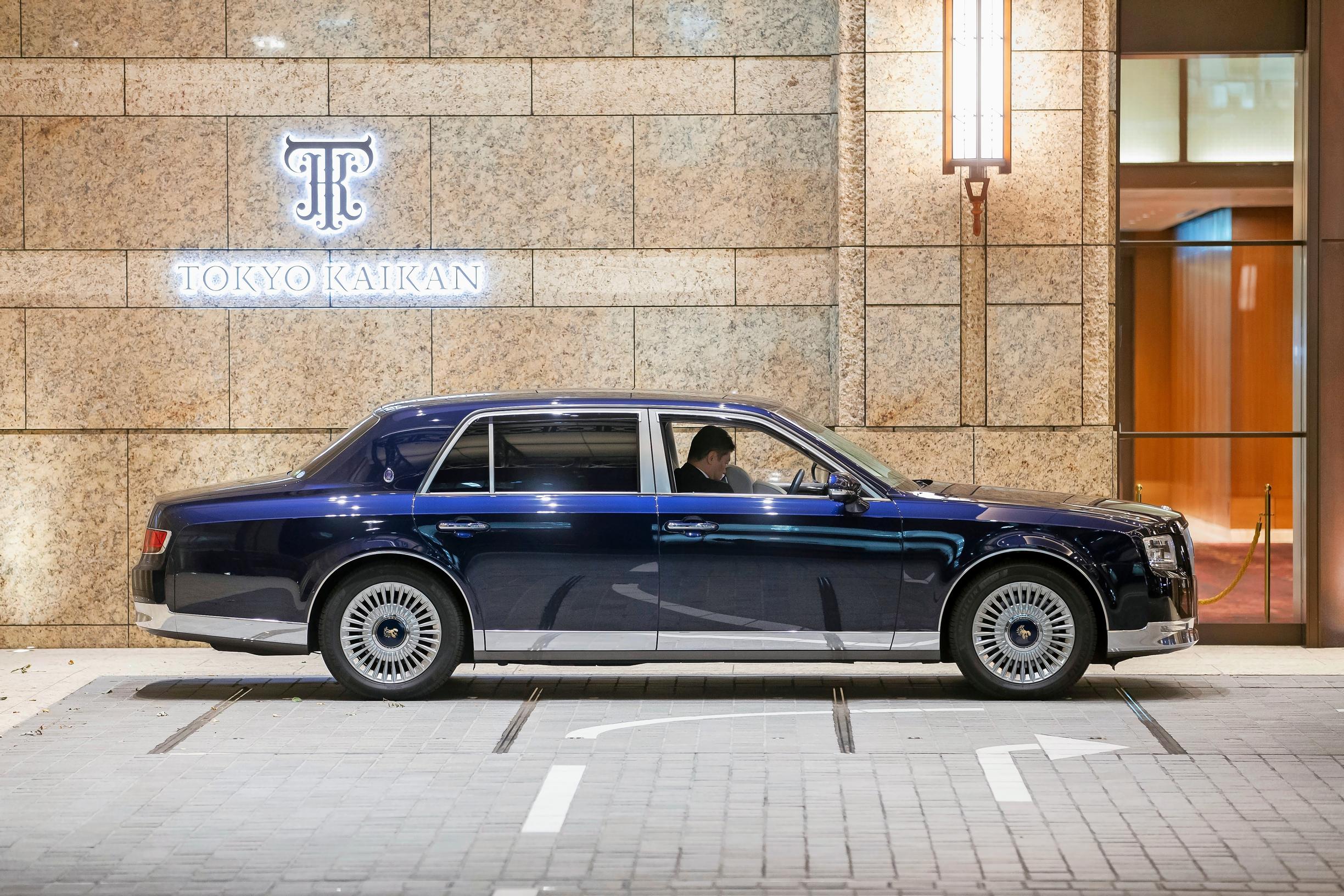 Toyota Century. Tätä huippuluokan edustuslimusiinia käyttää mm. Japanin keisari.