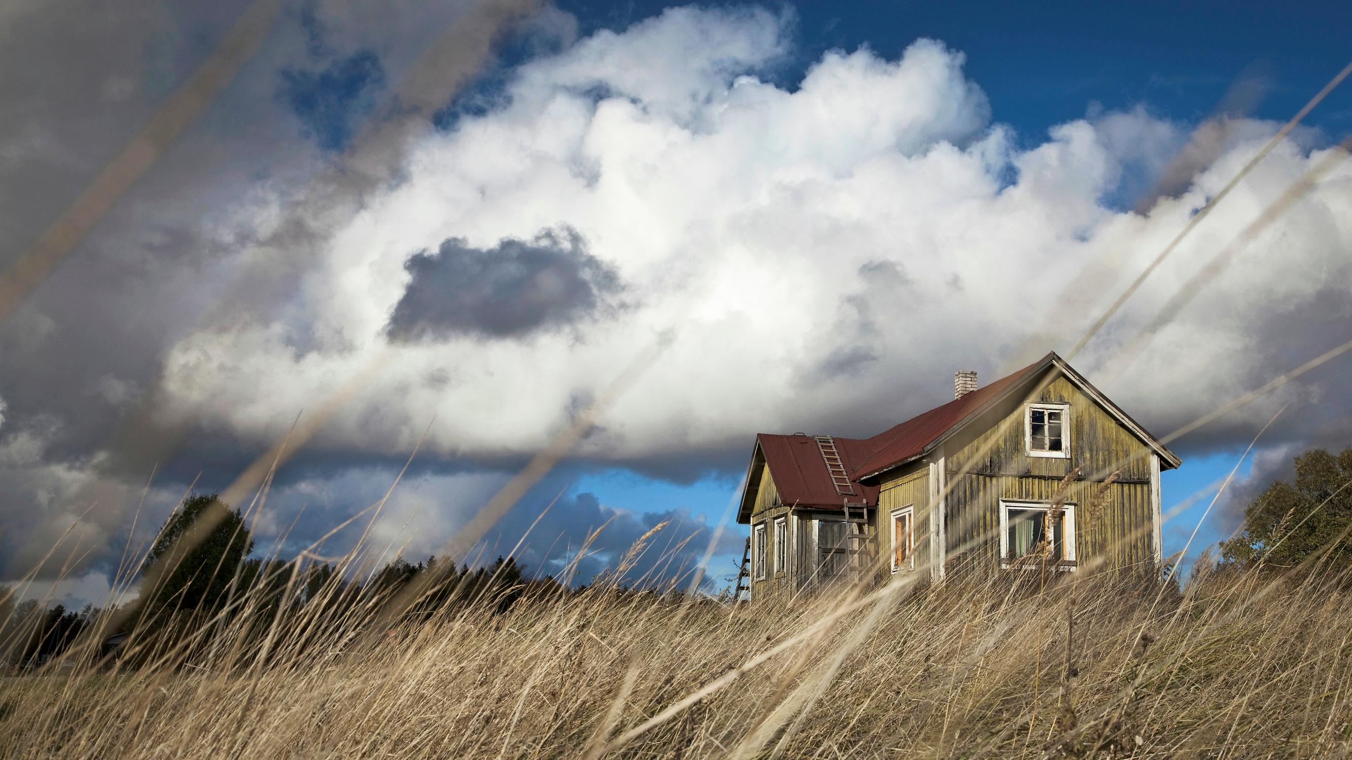 Sammuneiden valojen maa: Miksi Suomi antaa autiotalojensa lahota pystyyn?