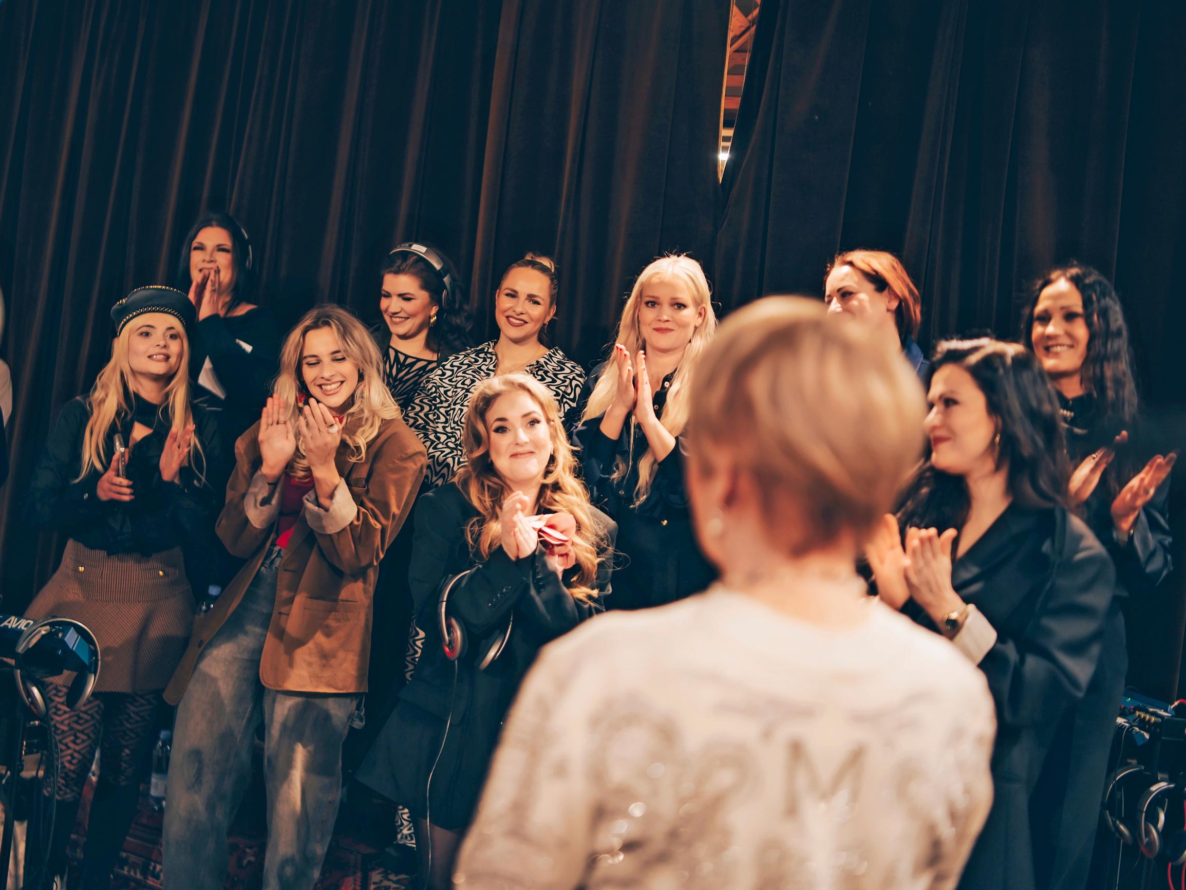 "Me kaikki itkettiin" – Katri Helenan viimeistä kappaletta säestää kuoro, joka koostuu nuorista naisartisteista