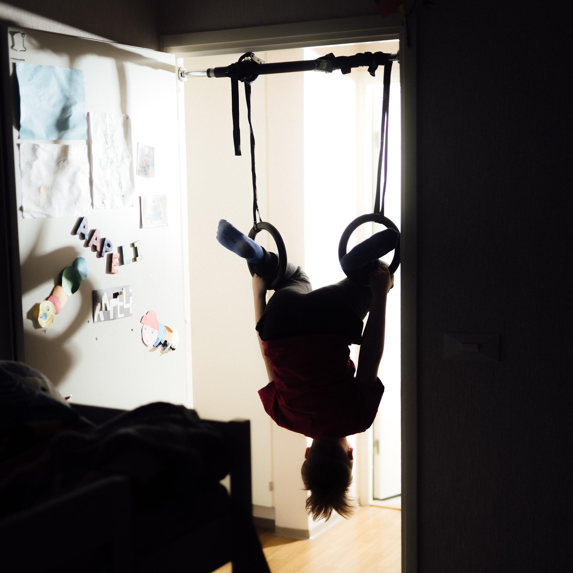 Sanna purskahti itkuun, kun esikoinen valitti illalla nälkäänsä – Erityislasten vanhemmat jäivät väliinputoajiksi, ja pahempaa on luvassa