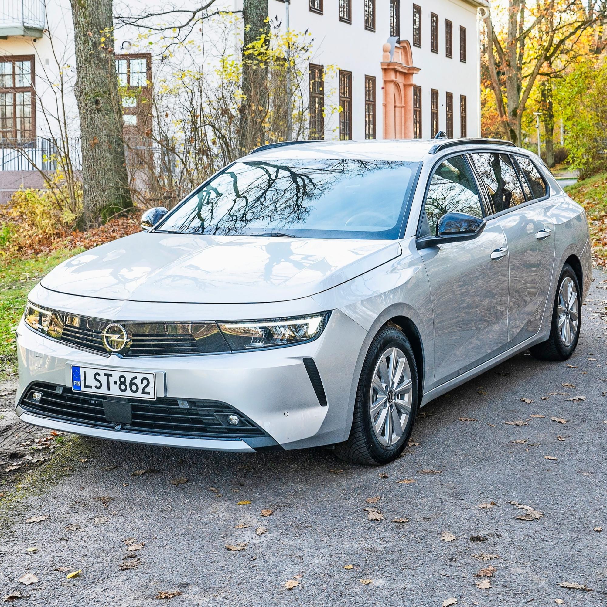 Opel Astra Sports Tourer – 32 000 eurolla saa farkku-hybridin, jolle voidaan myöntää monien tavoittelema arjen sankarin arvonimi
