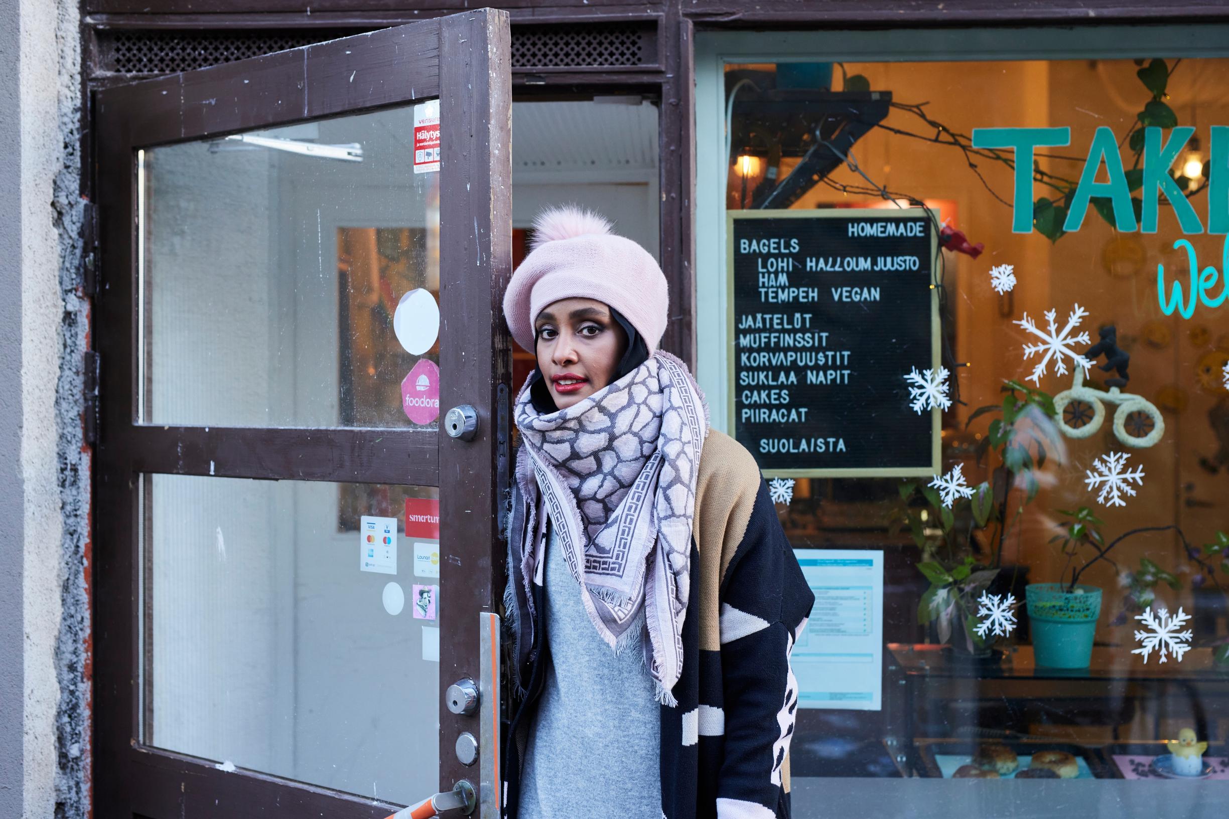 Maryan Abdulkarim kahvilan ulkopuolella.