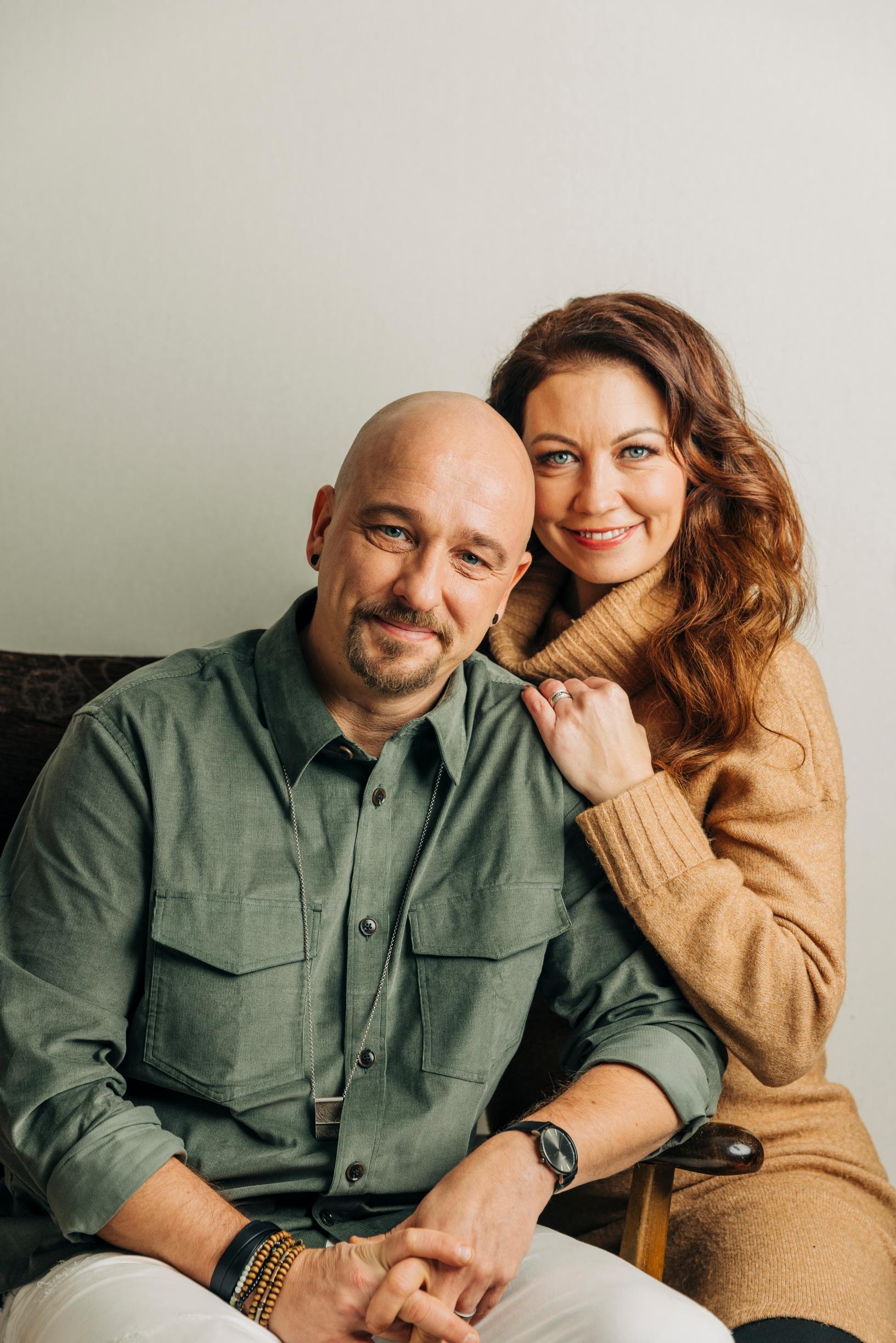 Sami ja Varpu Hintsanen sohvalla.