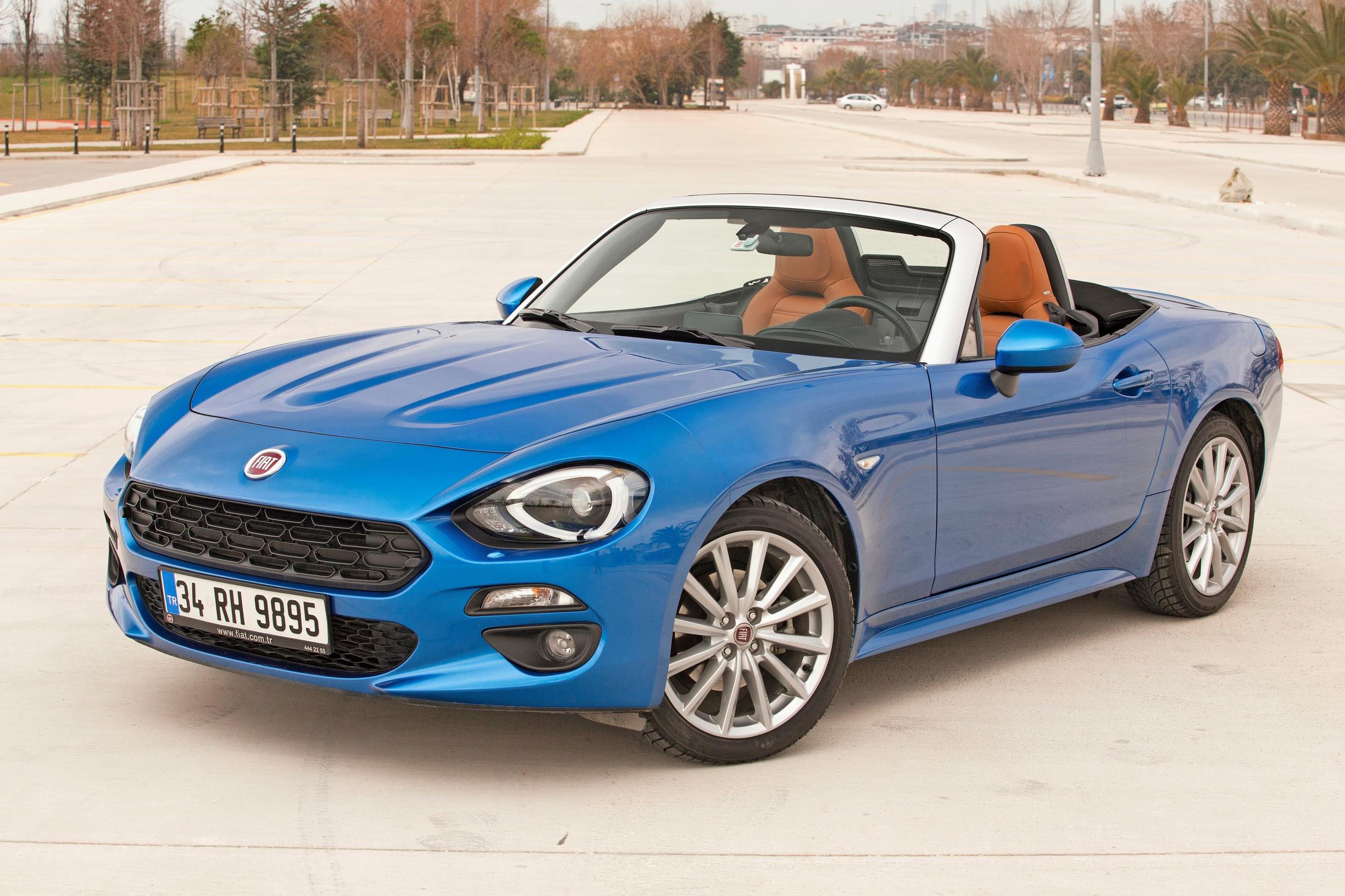 Fiat 124 Spider – Kyllä siinä on Fiatin keulamerkki, mutta tosiasiassa kyseessä on lievästi meikattu Mazda MX-5. Todellinen keräilyharvinaisuus