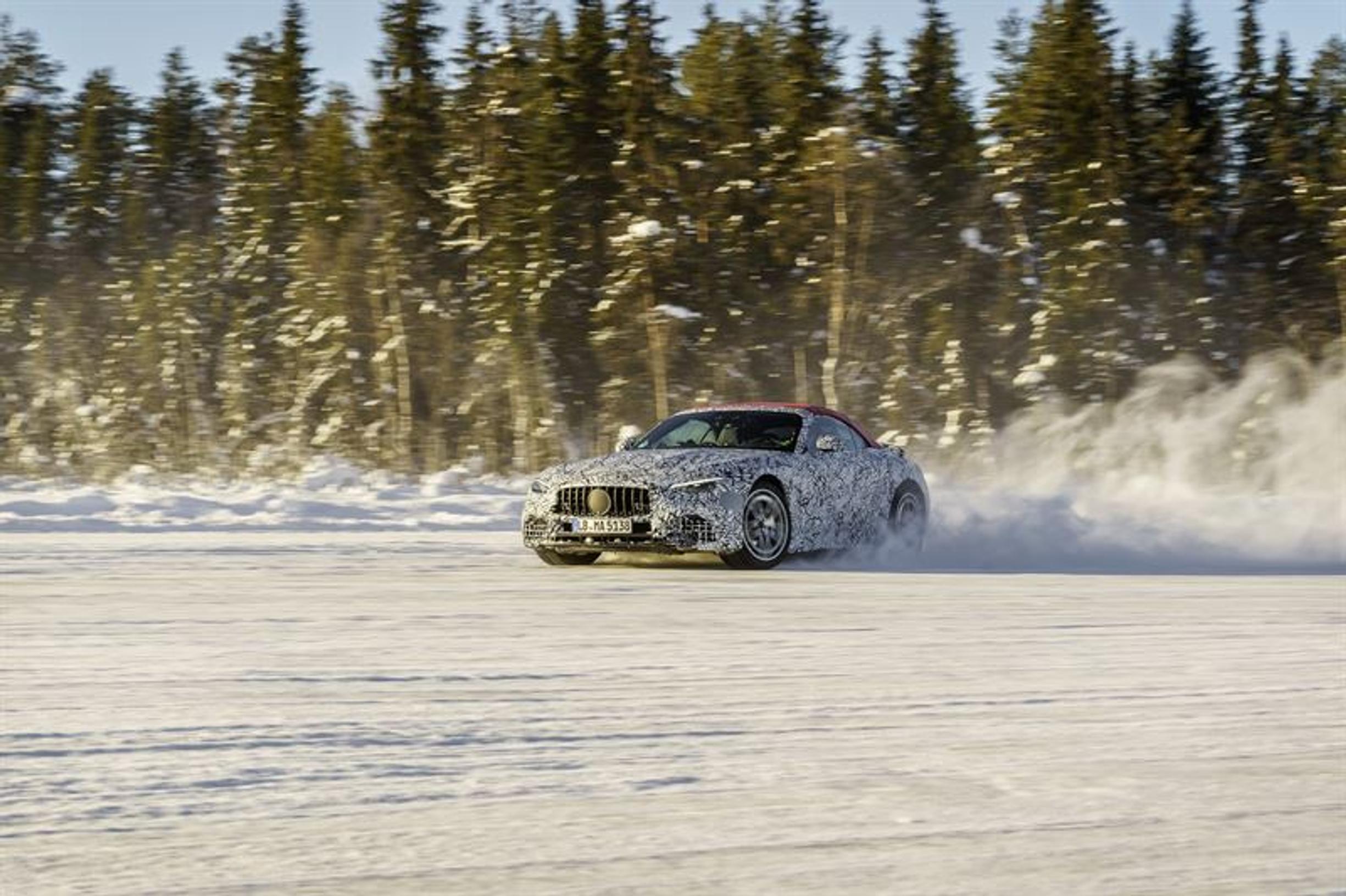 Mercedes-AMG:n kahdeksannen sukupolven roadster talvitesteissä Ruotsin lumilla