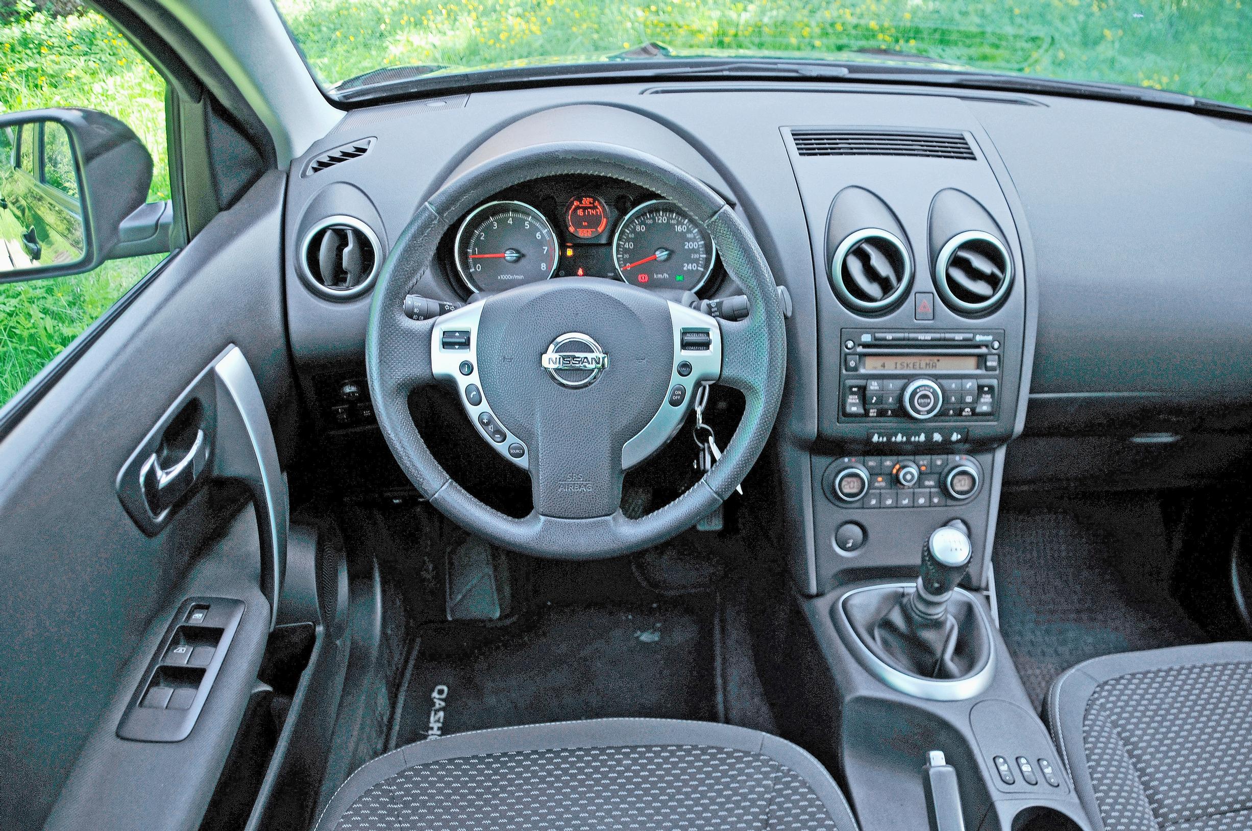 Nissan Qashqain ohjaamossa bluetooth-käyttöominaisuus helpottaa puhelinyhteyden muodostamista ja parantaa käytettävyyttä.