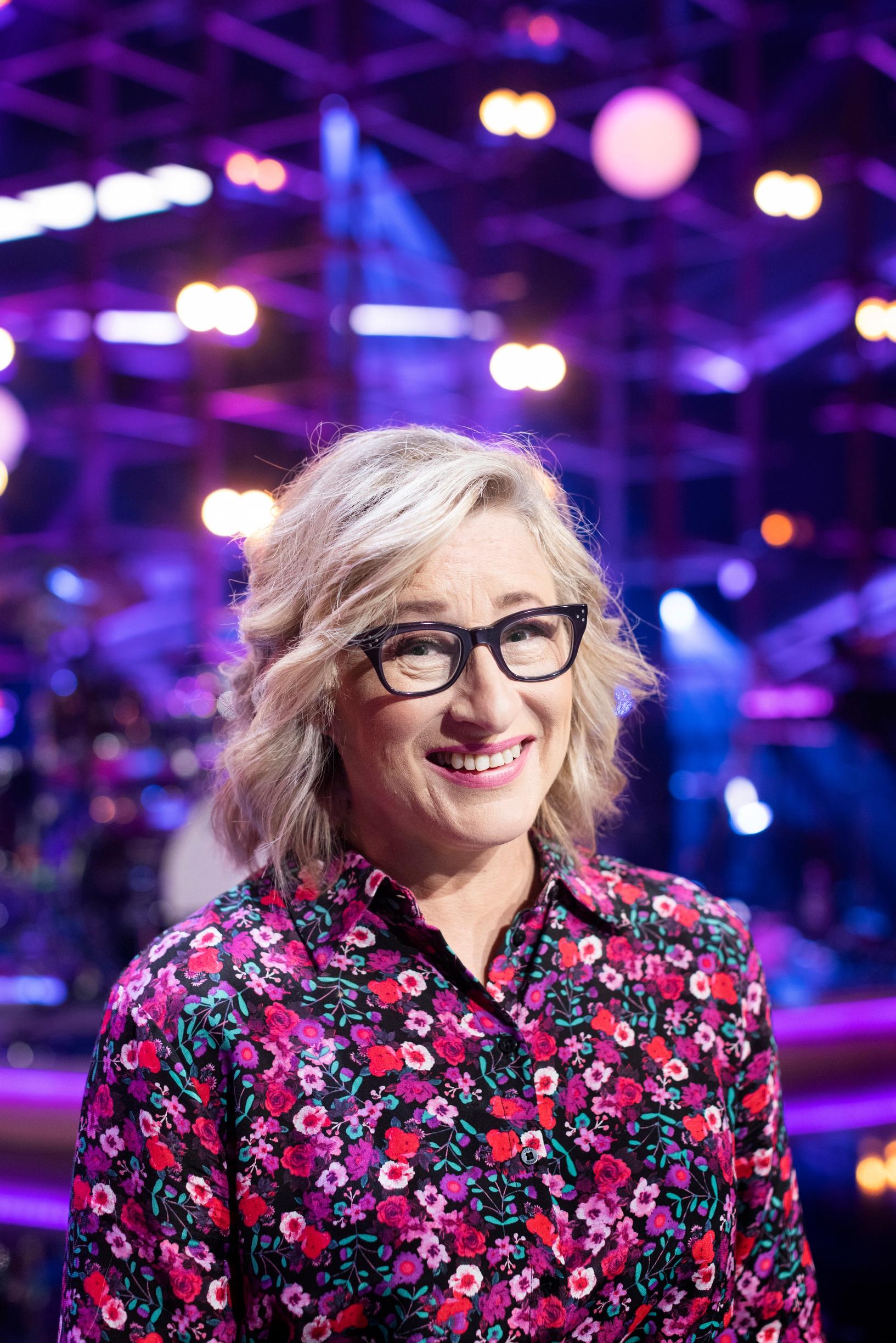 Katja Ståhl valmistautuu Elämäni biisi -ohjelman kuvauksiin.
