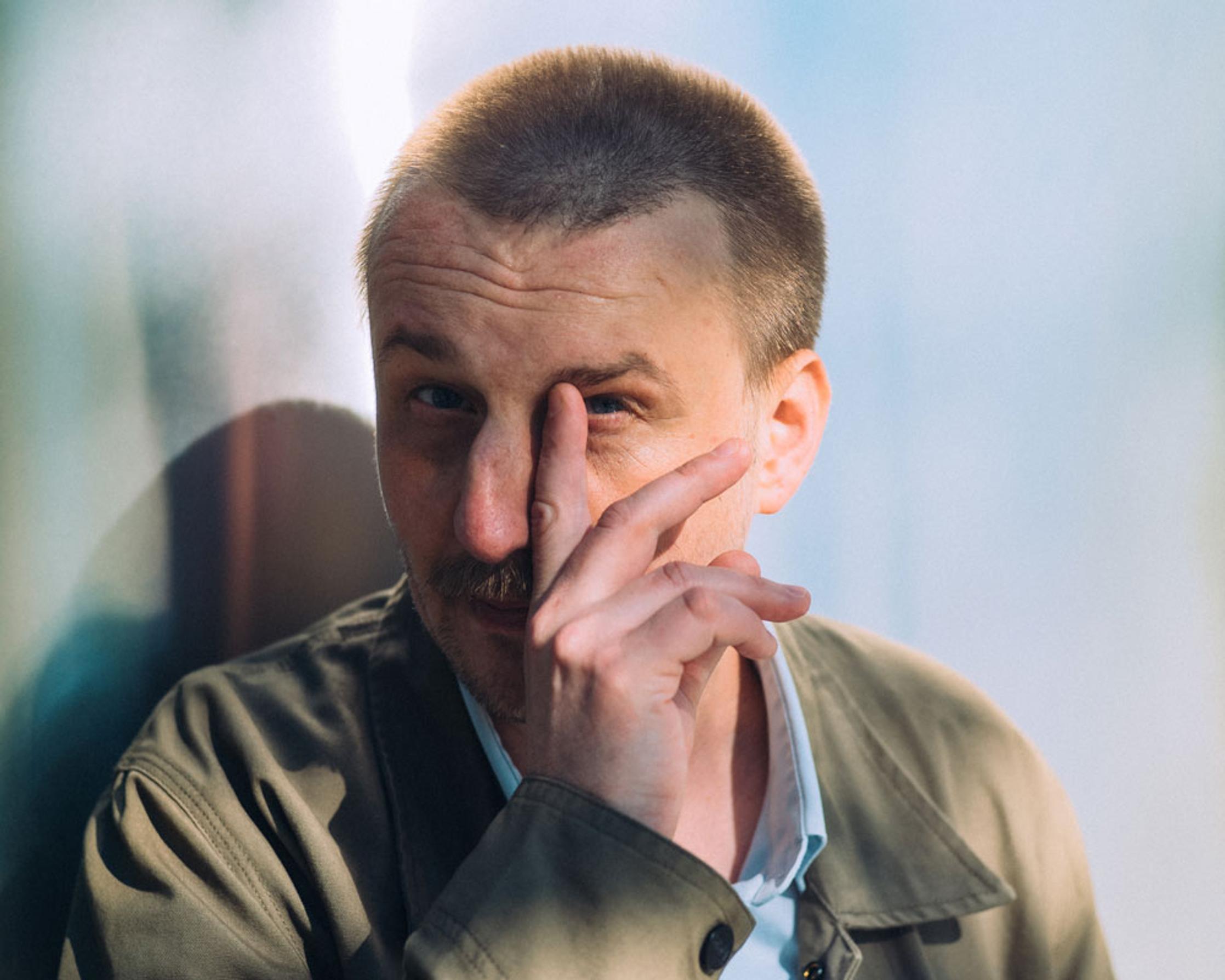 Koirat eivät käytä housuja -elokuvan ohjaaja J-P Valkeapää: "Elokuvassa on minusta kyse peittämisestä, paljastamisesta ja niiden kanssa pelaamisesta."