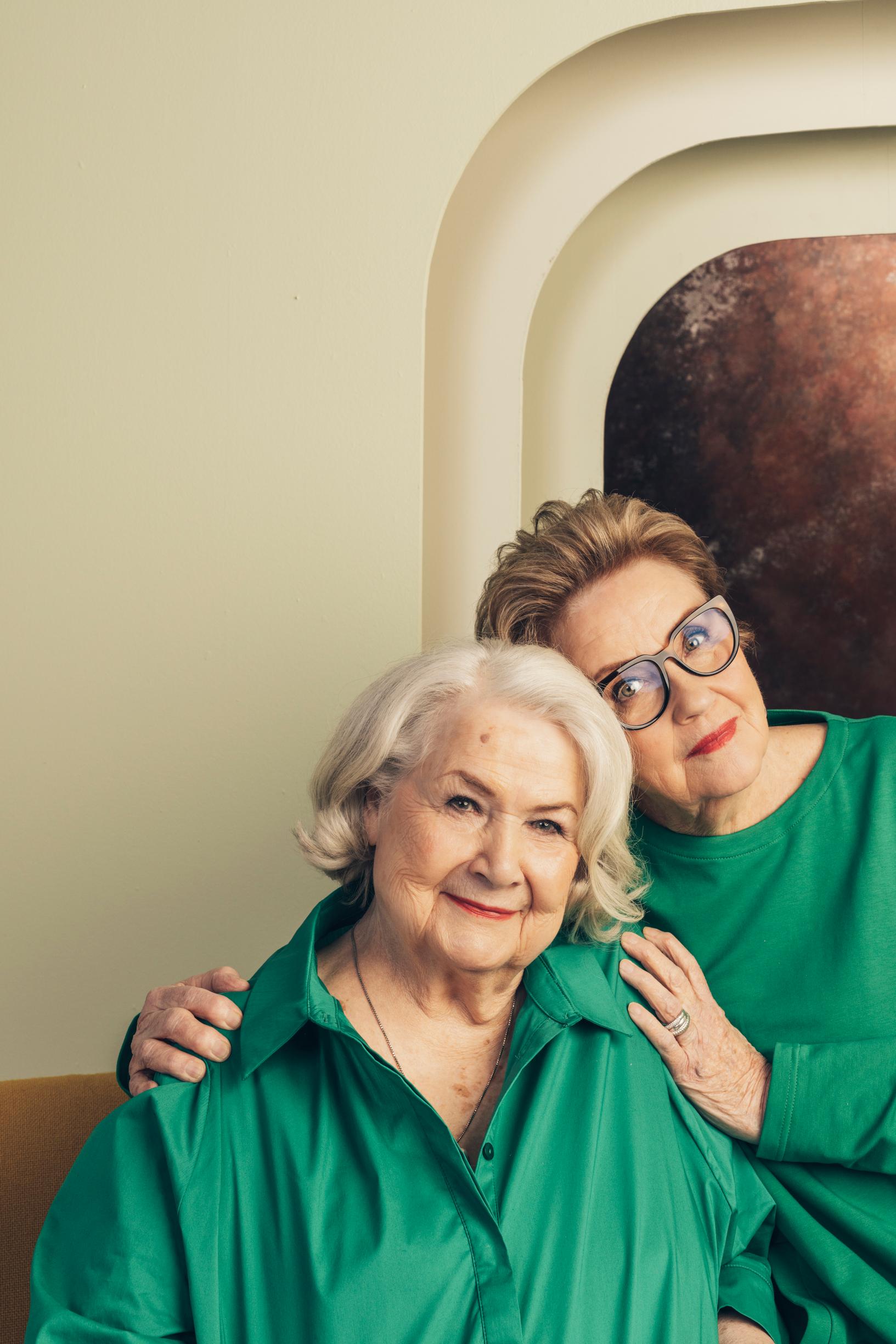 Anja Pohjola ja Liisamaija Laaksonen sanovat, että lavalle tai kameran eteen astuminen voisi olla mahdollista vieläkin.