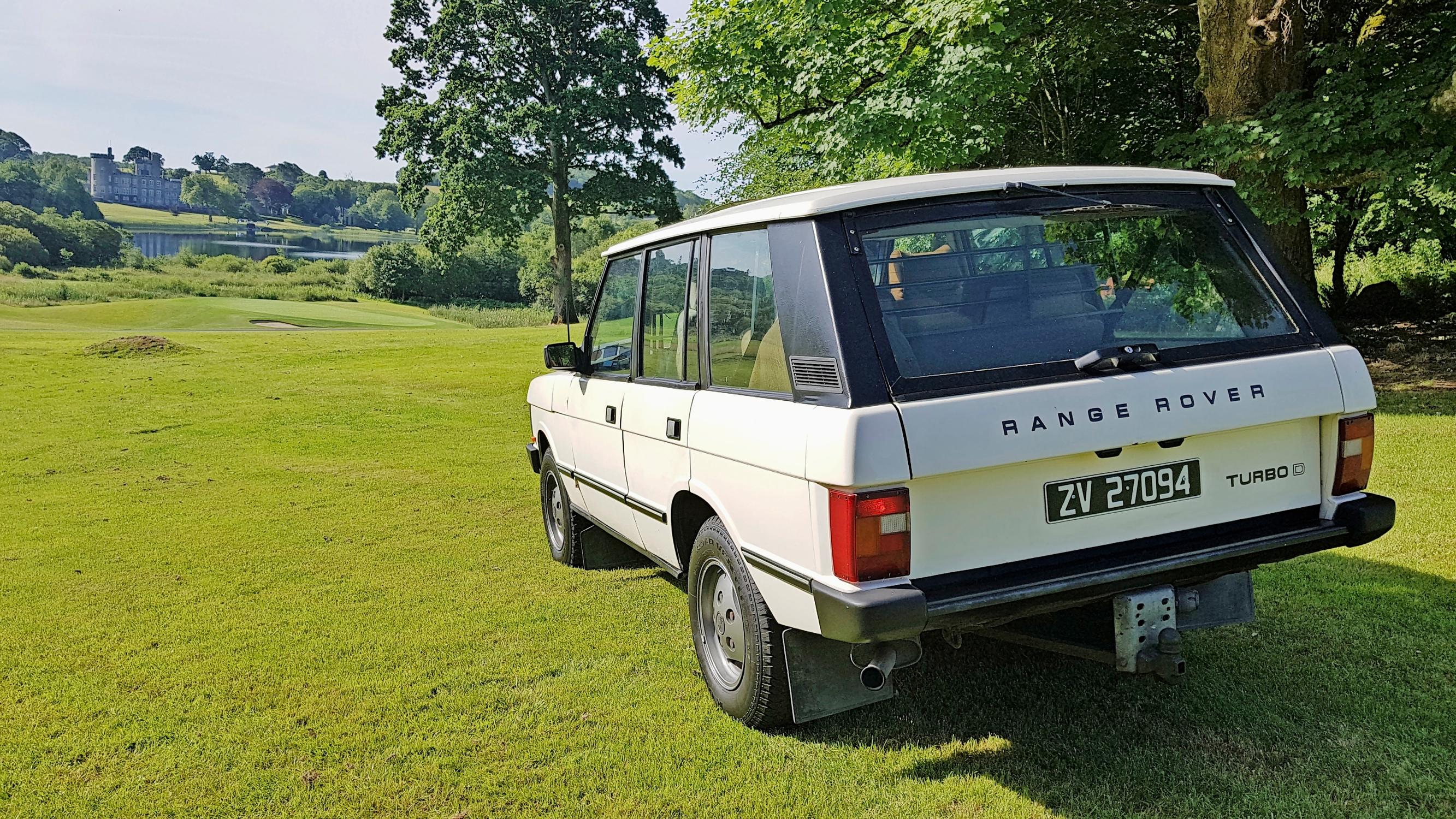 Range Rover. Kiväärit ja koirat kyytiin, ja suunta vihreille nummille