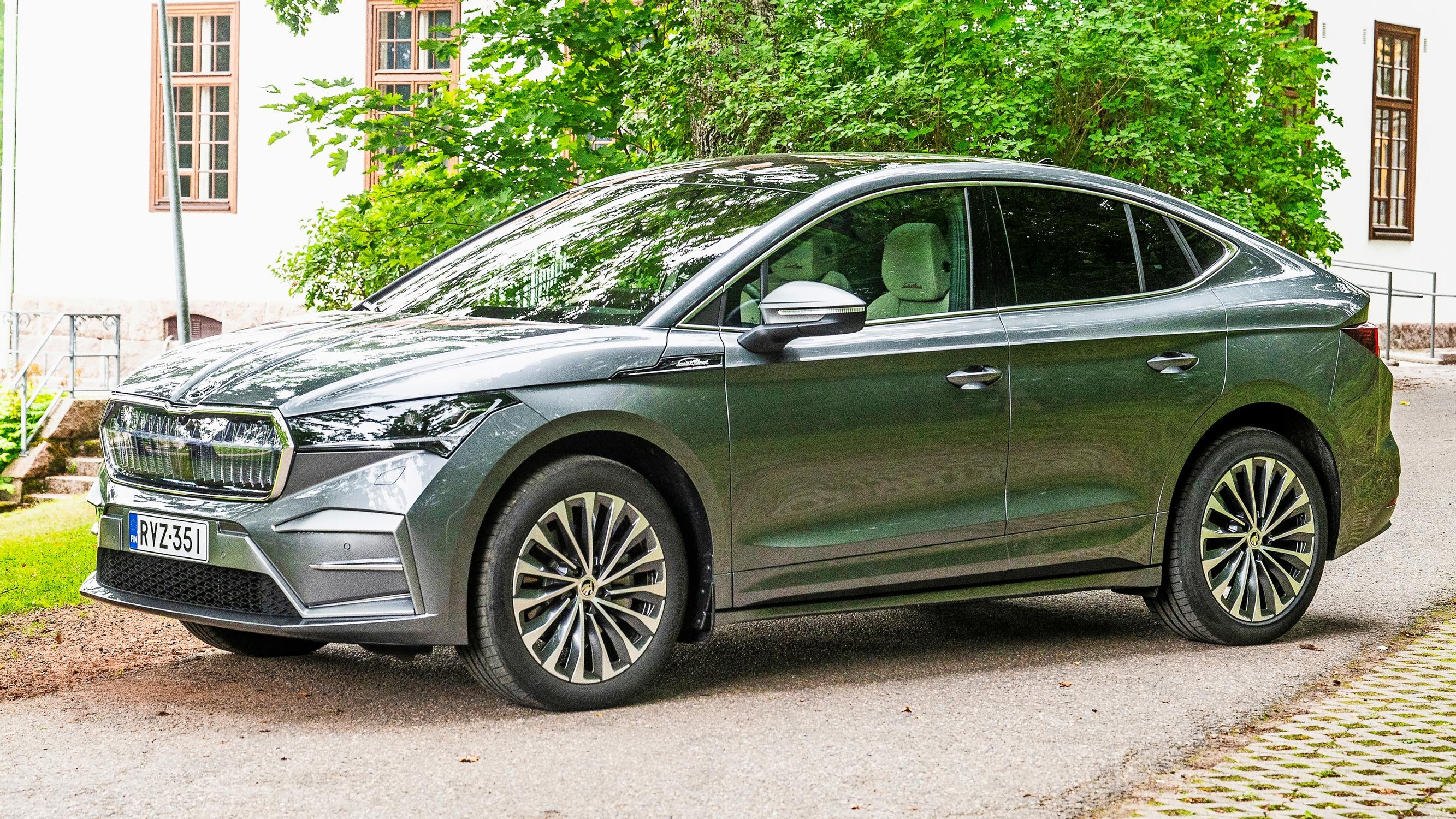 Škoda Enyaq Coupé 4 x 4 – Jos haluaa tilavan sähköauton pitkillekin matkoille, tätä on vaikea ohittaa – vain huippuvarustelun hinta kirpaisee