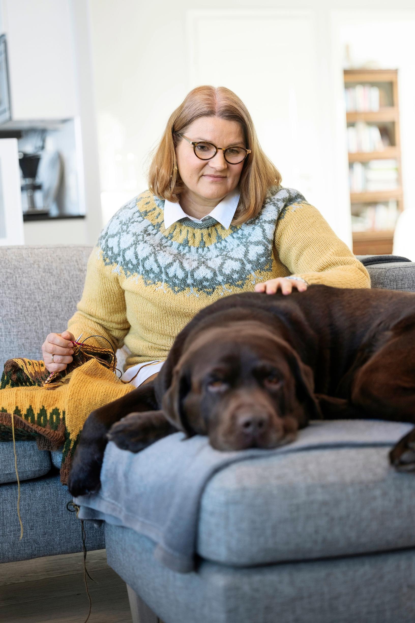 Labradorinnoutaja Peetu pitää seuraa emännälle.