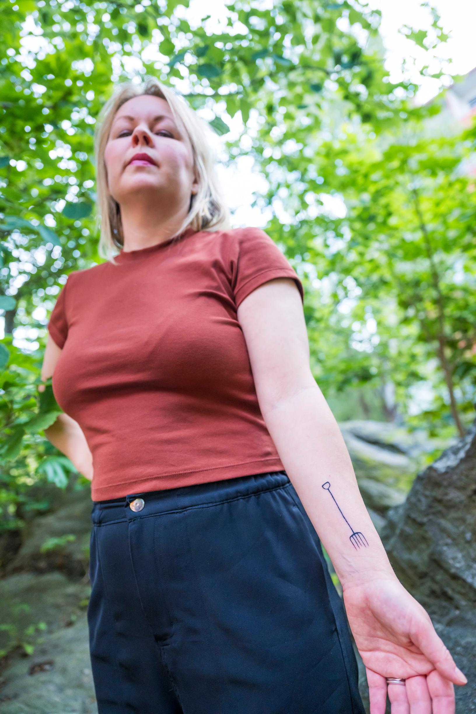 Ruotsinsuomalainen Lina Puranen ja kapinallisuutta symboloiva tatuointi.