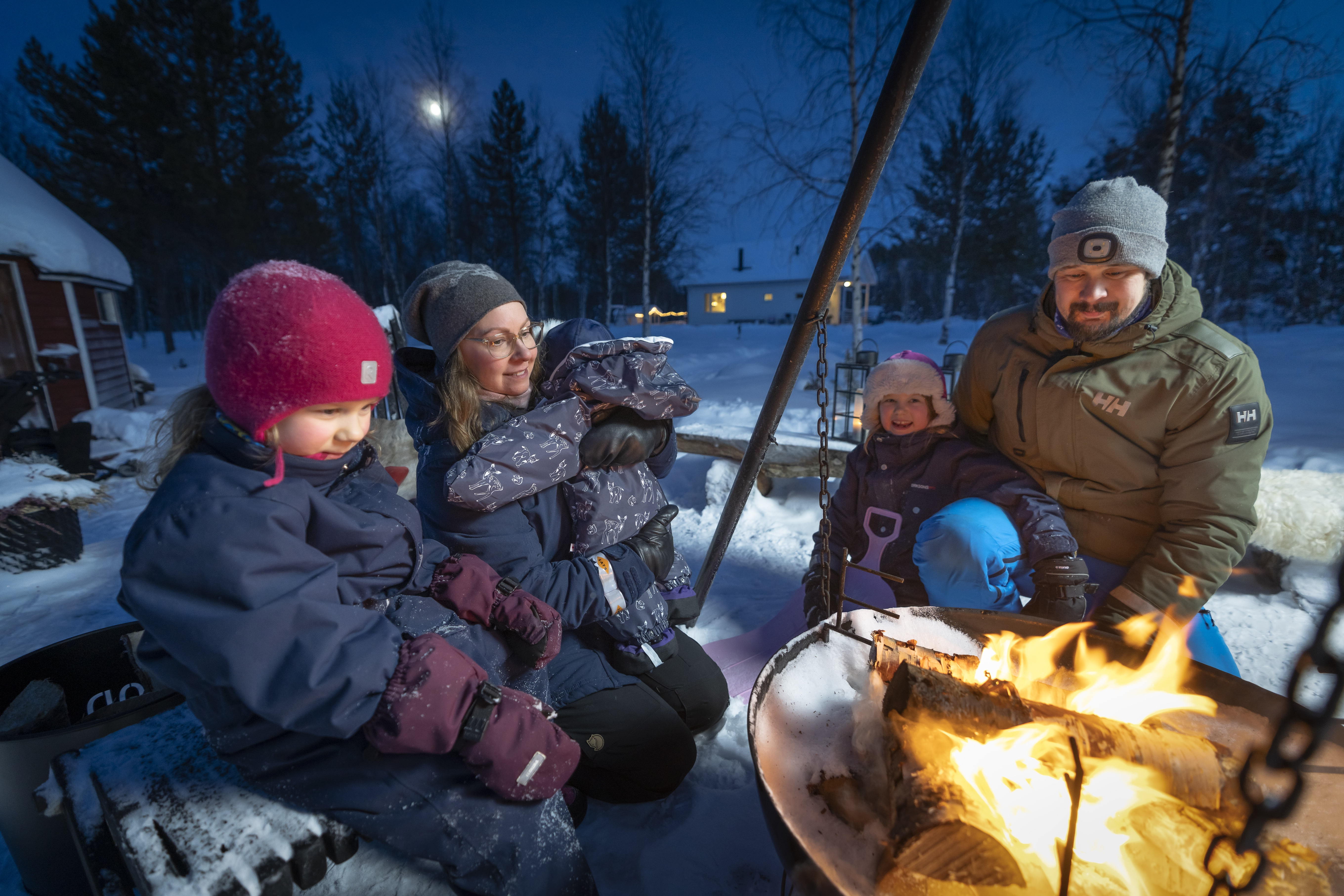 Pitkä matka synnyttämään: Suvi matkusti 430 km | Kuka saa hoitoa? | Apu