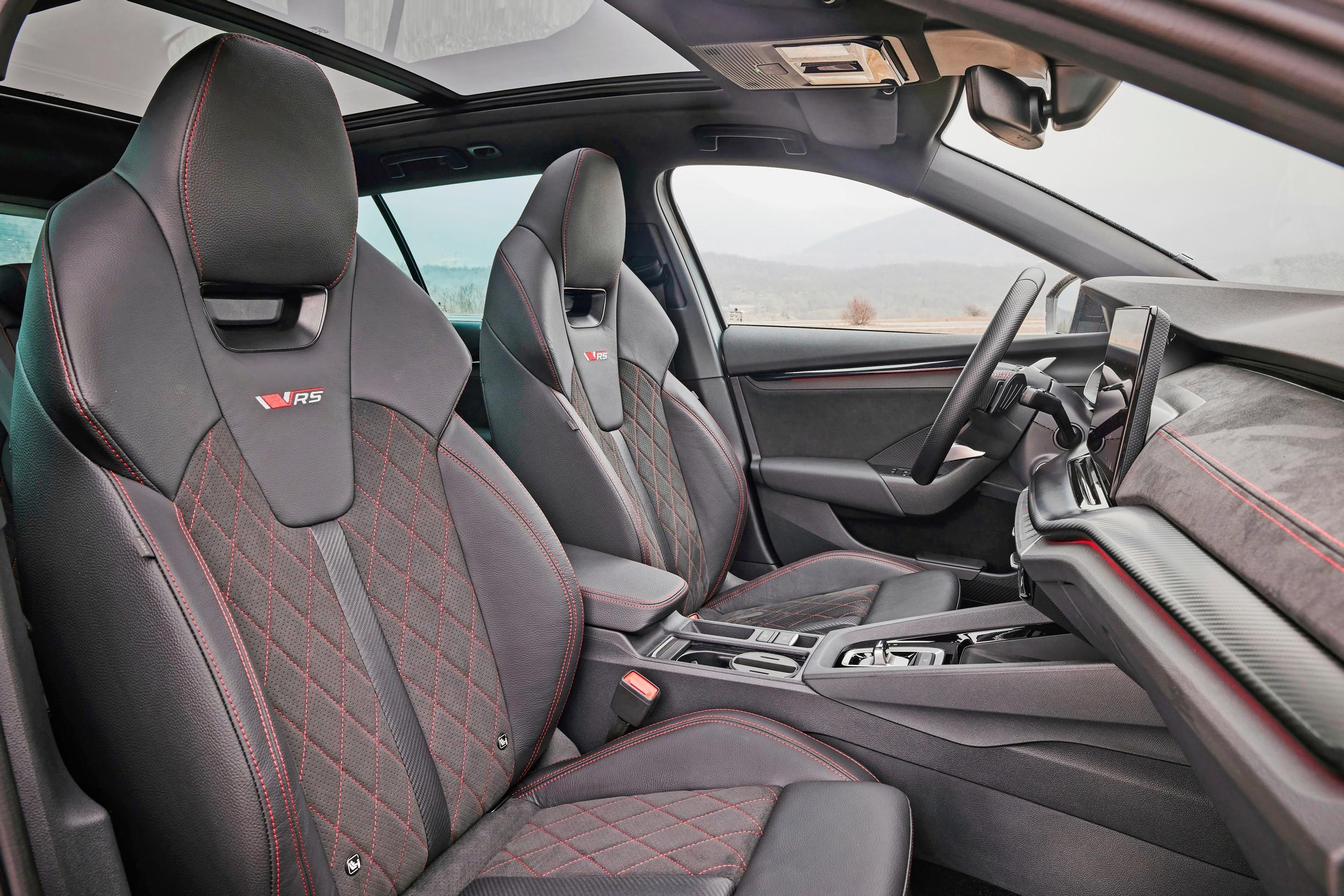 Škoda Octavia 2.0 TSI RS:n kivan tuntuiset materiaalit, kroppaa kivasti tukeava ja vielä tyylikäskin. Sporttipenkissä viihtyy.