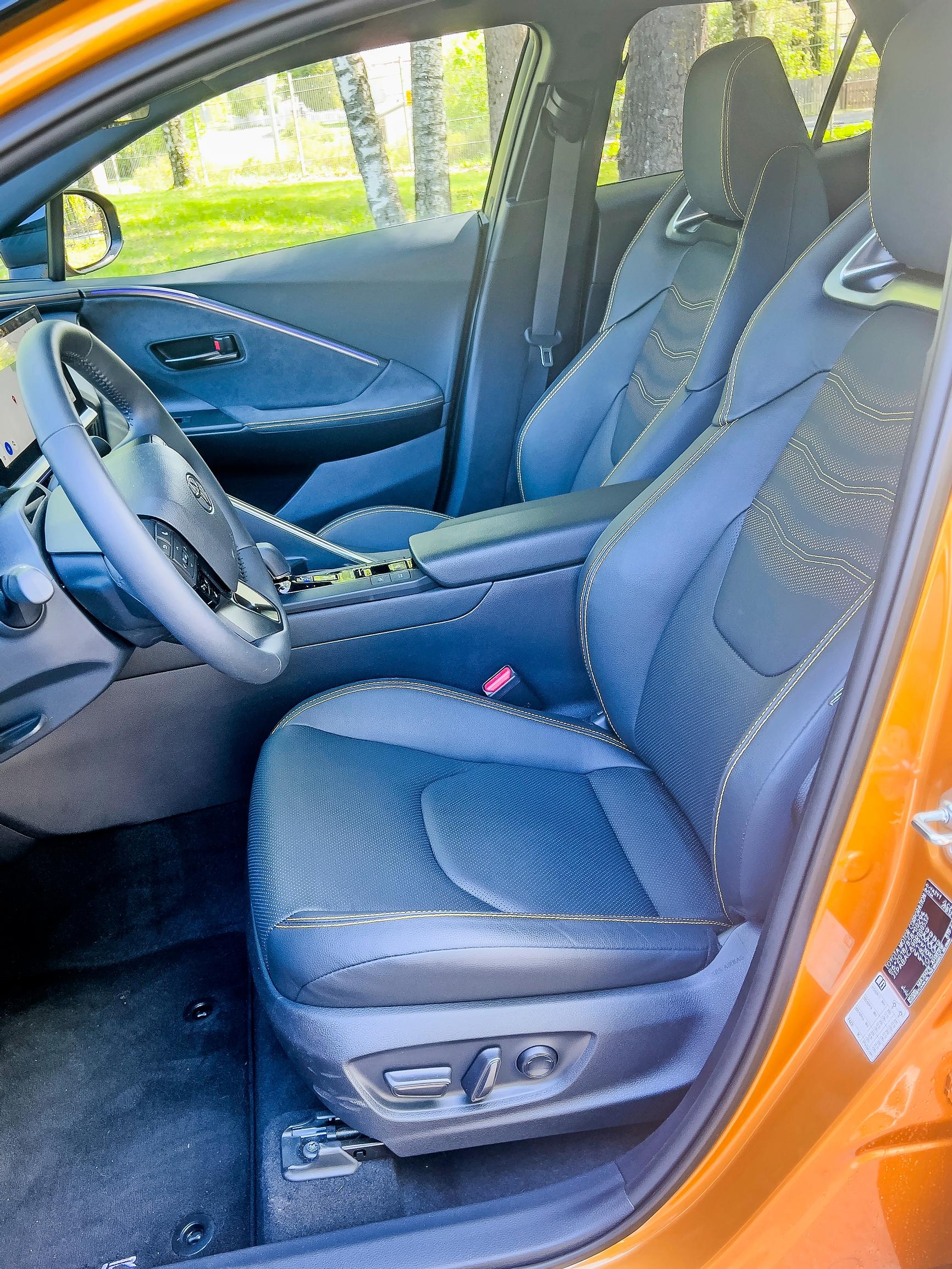 Toyota C-HR:n etuistuin on mukava ja helposti säädettävissä.