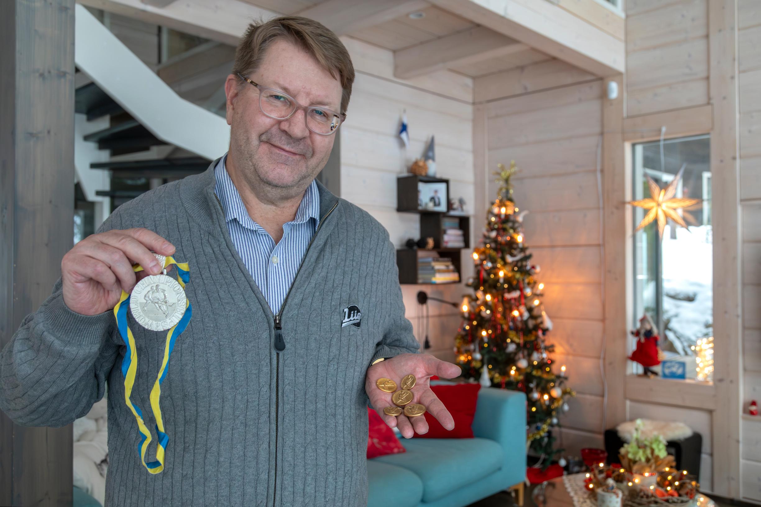 Kiekkopomo Jyrki Seppä esittelee mitaleitaan. Juniorivuodet olivat tärkeätä aikaa.